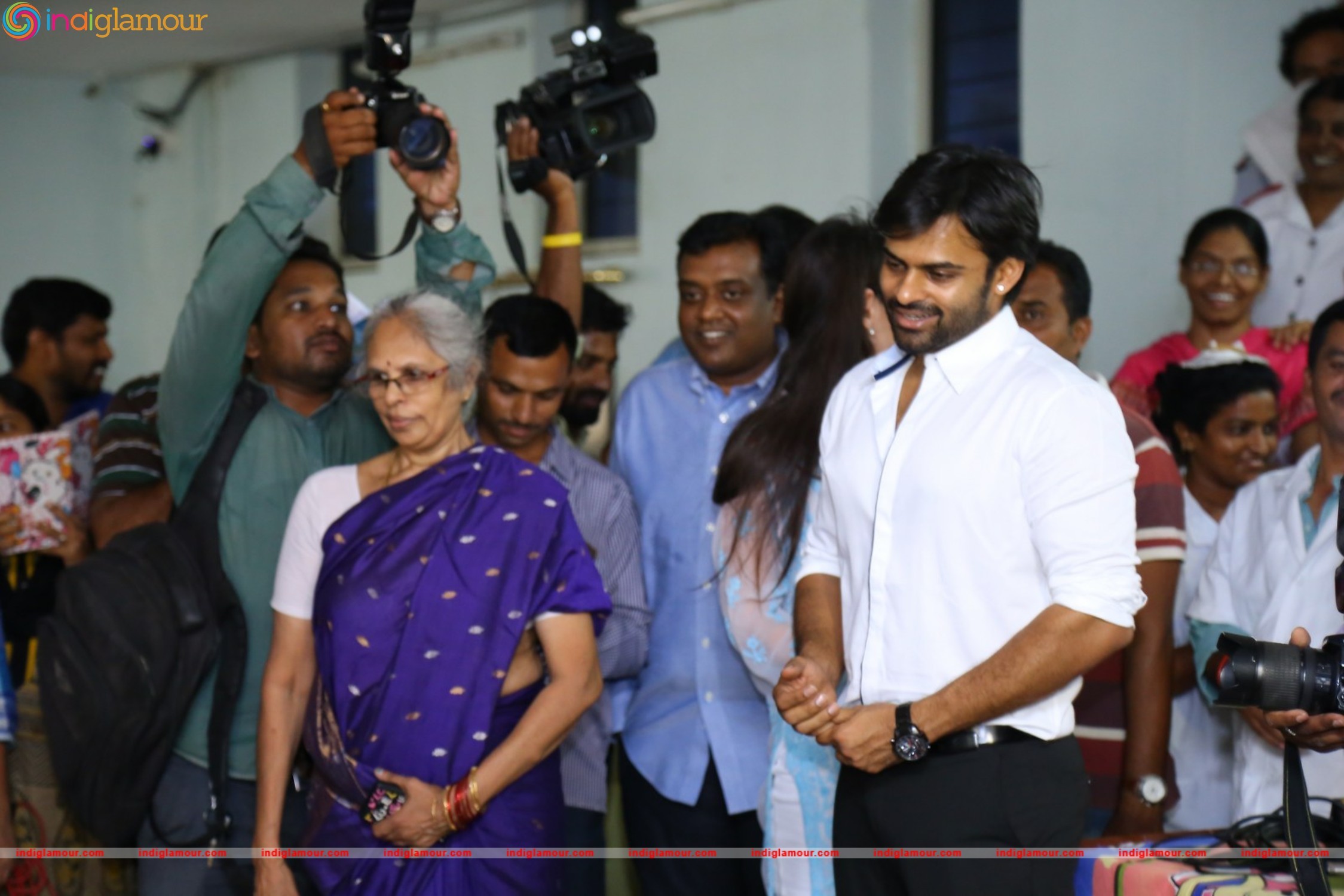 Thikka Movie Team Visits Cancer Striken Children at MNJ Hospital Event hd photo