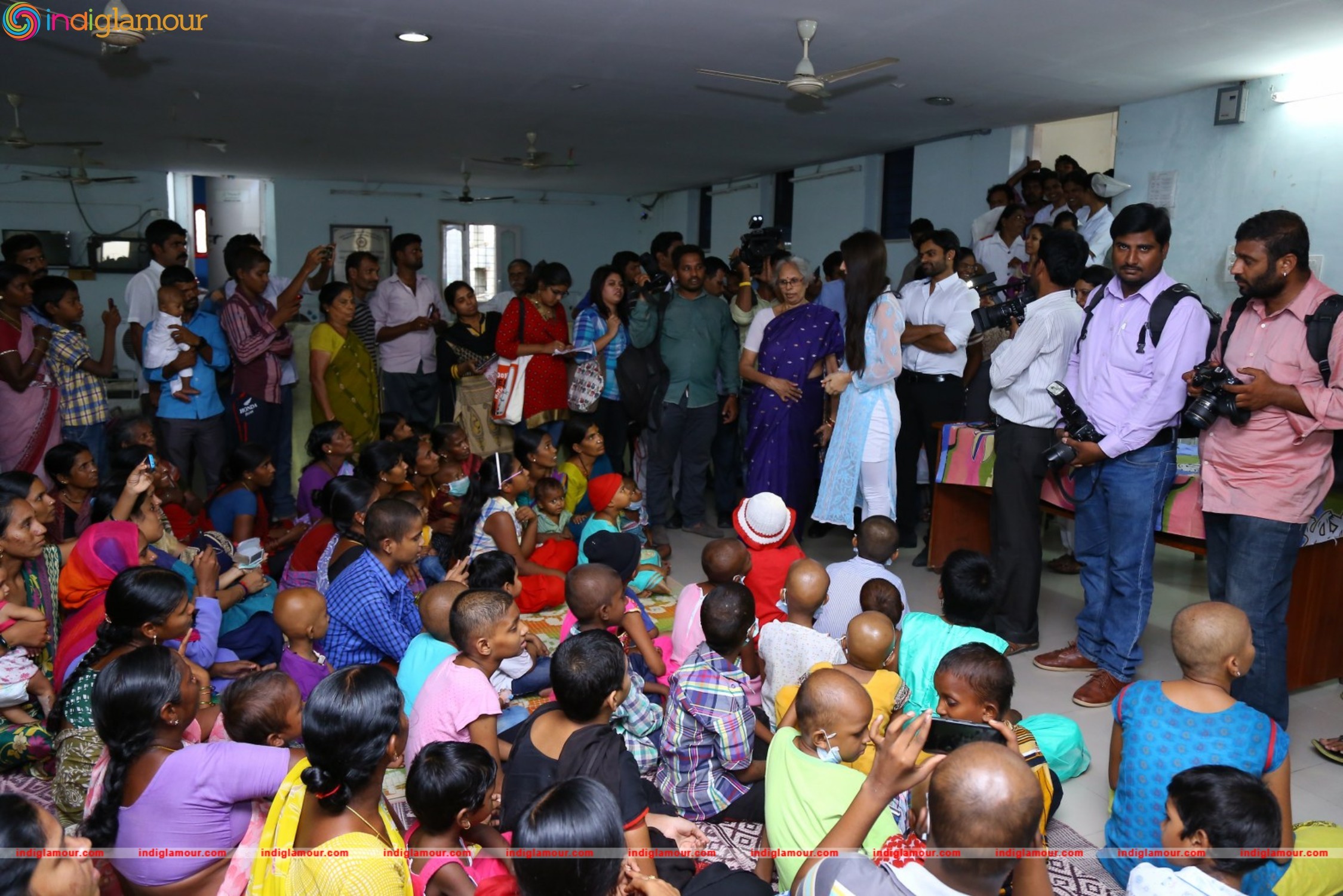 Thikka Movie Team Visits Cancer Striken Children at MNJ Hospital Event hd photo