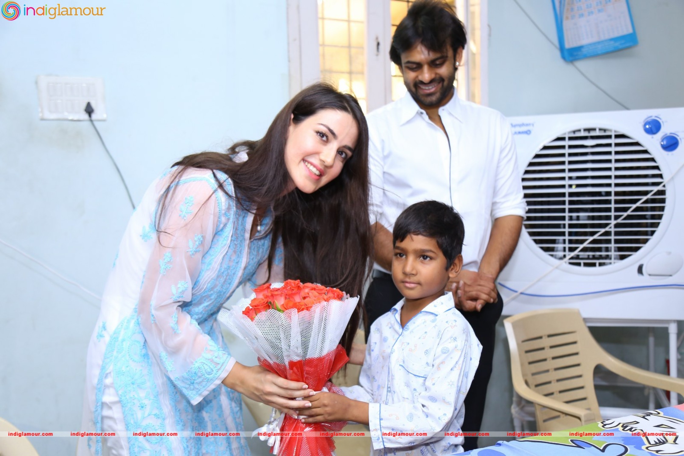 Thikka Movie Team Visits Cancer Striken Children at MNJ Hospital Event hd photo