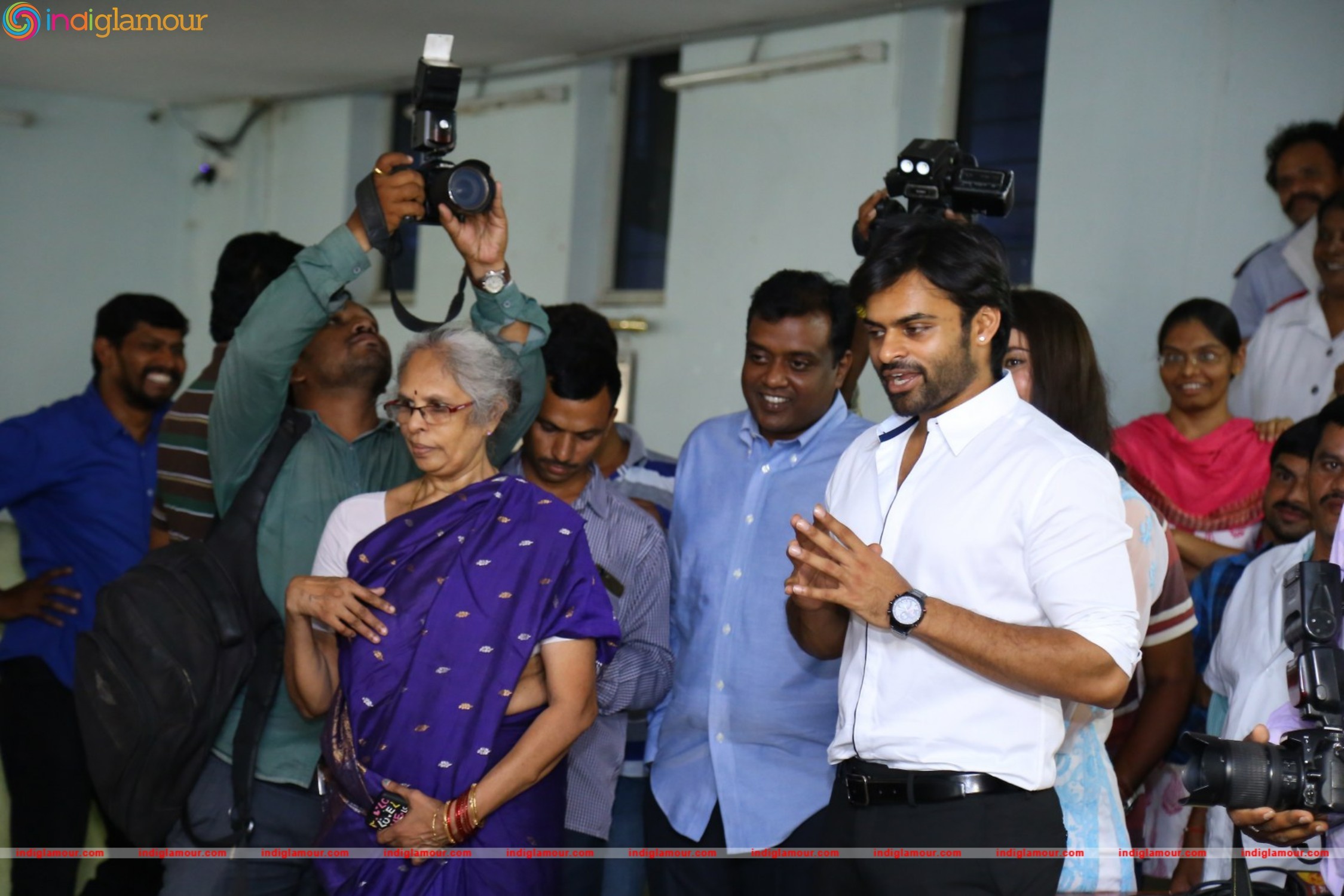 Thikka Movie Team Visits Cancer Striken Children at MNJ Hospital Event hd photo