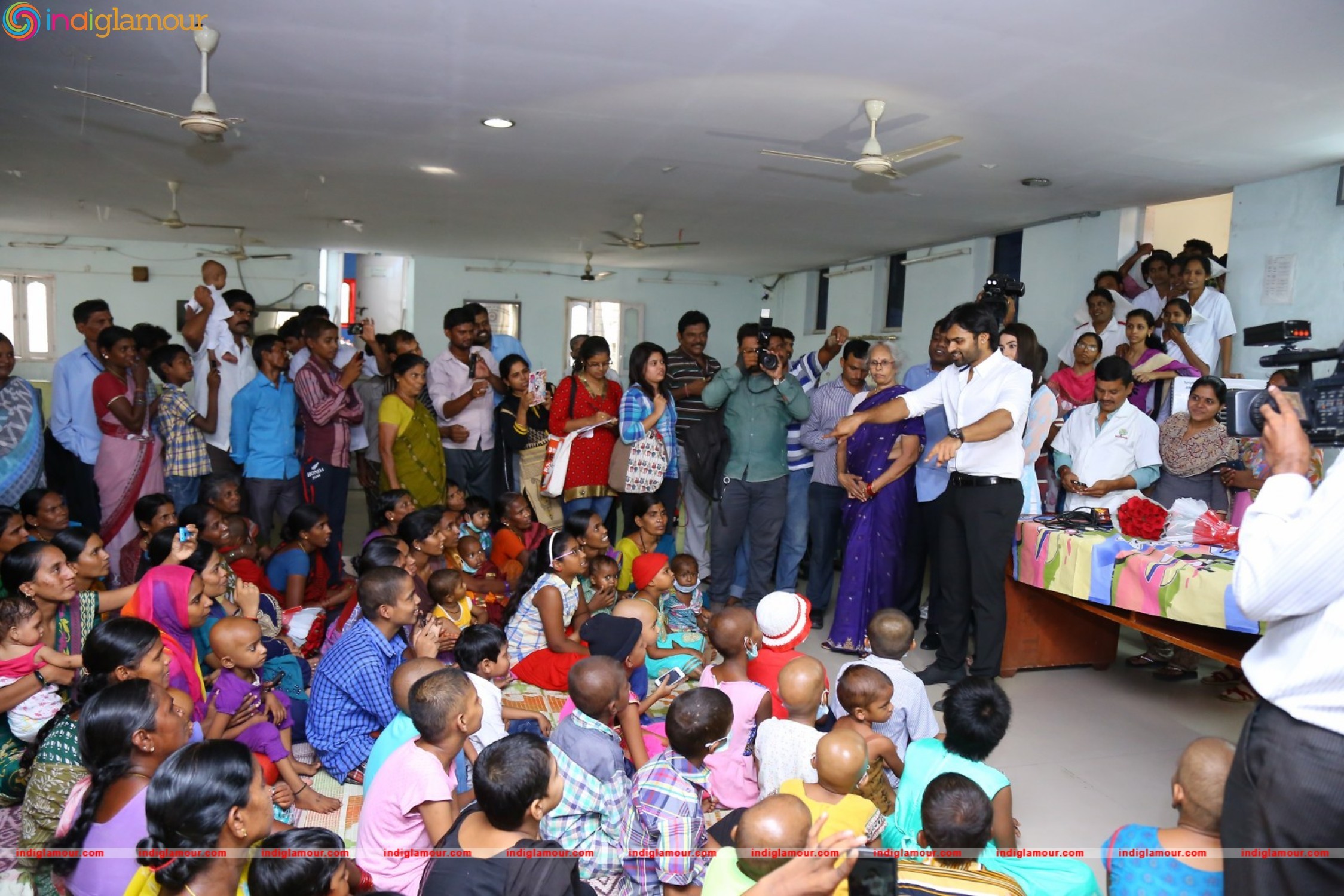 Thikka Movie Team Visits Cancer Striken Children at MNJ Hospital Event hd photo