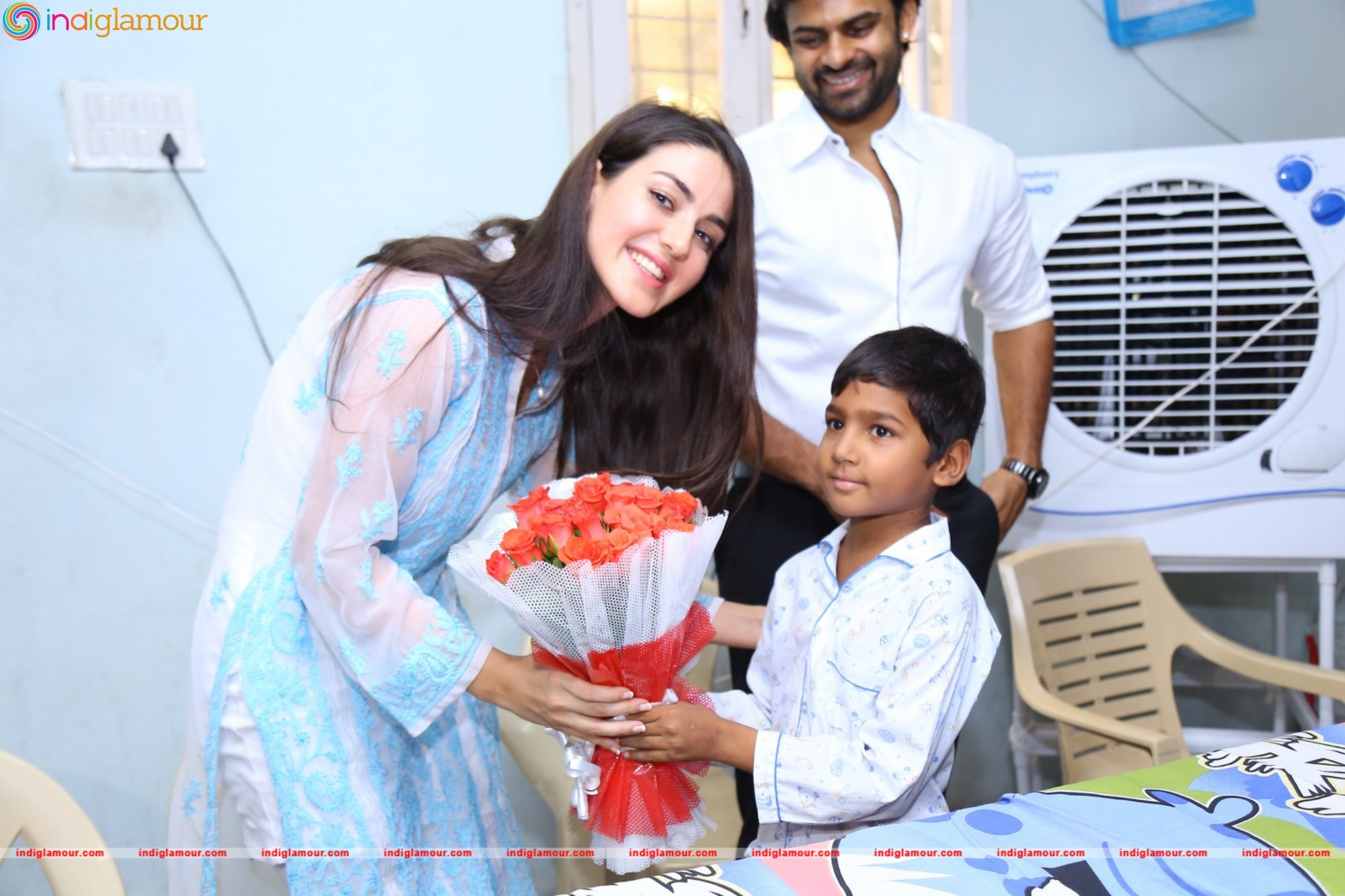 Thikka Movie Team Visits Cancer Striken Children at MNJ Hospital Event hd photo