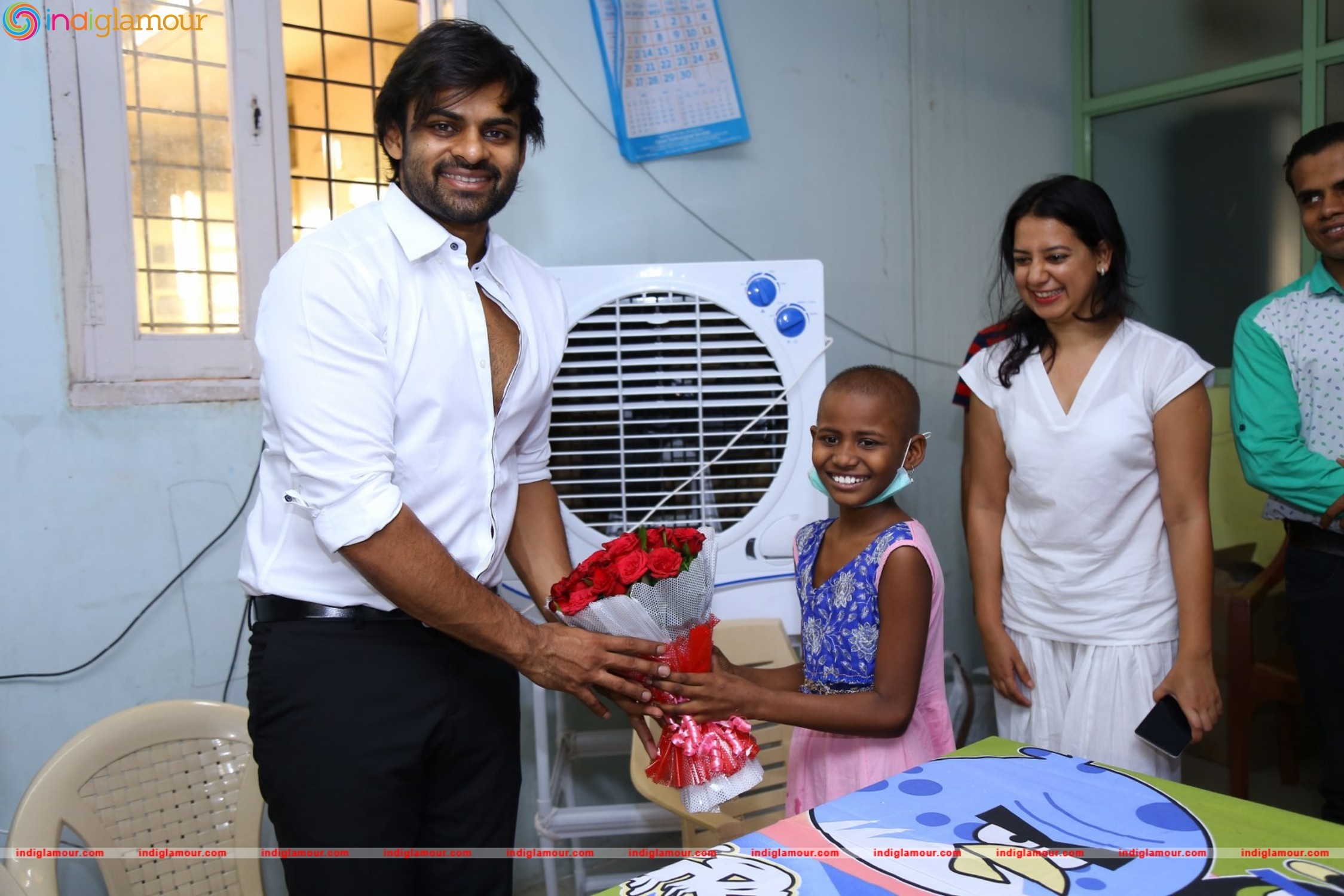 Thikka Movie Team Visits Cancer Striken Children at MNJ Hospital Event hd photo