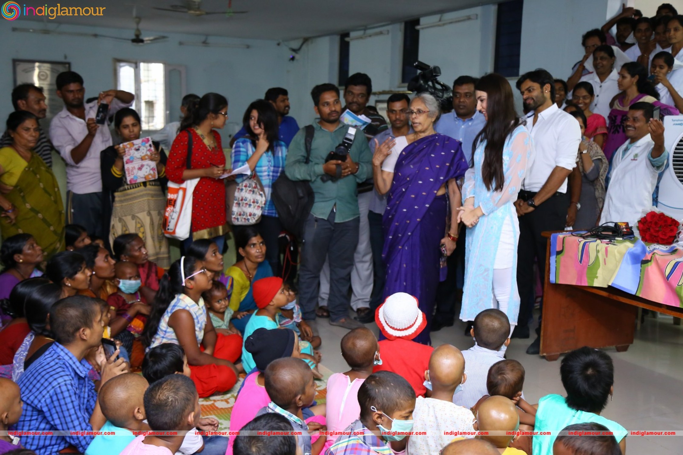 Thikka Movie Team Visits Cancer Striken Children at MNJ Hospital Event hd photo