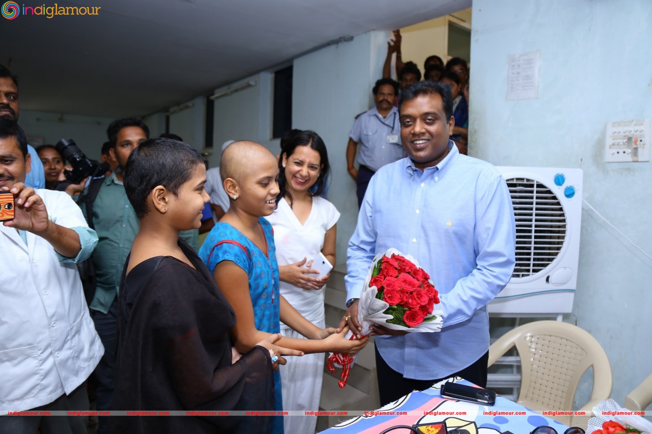 Thikka Movie Team Visits Cancer Striken Children at MNJ Hospital Event hd photo