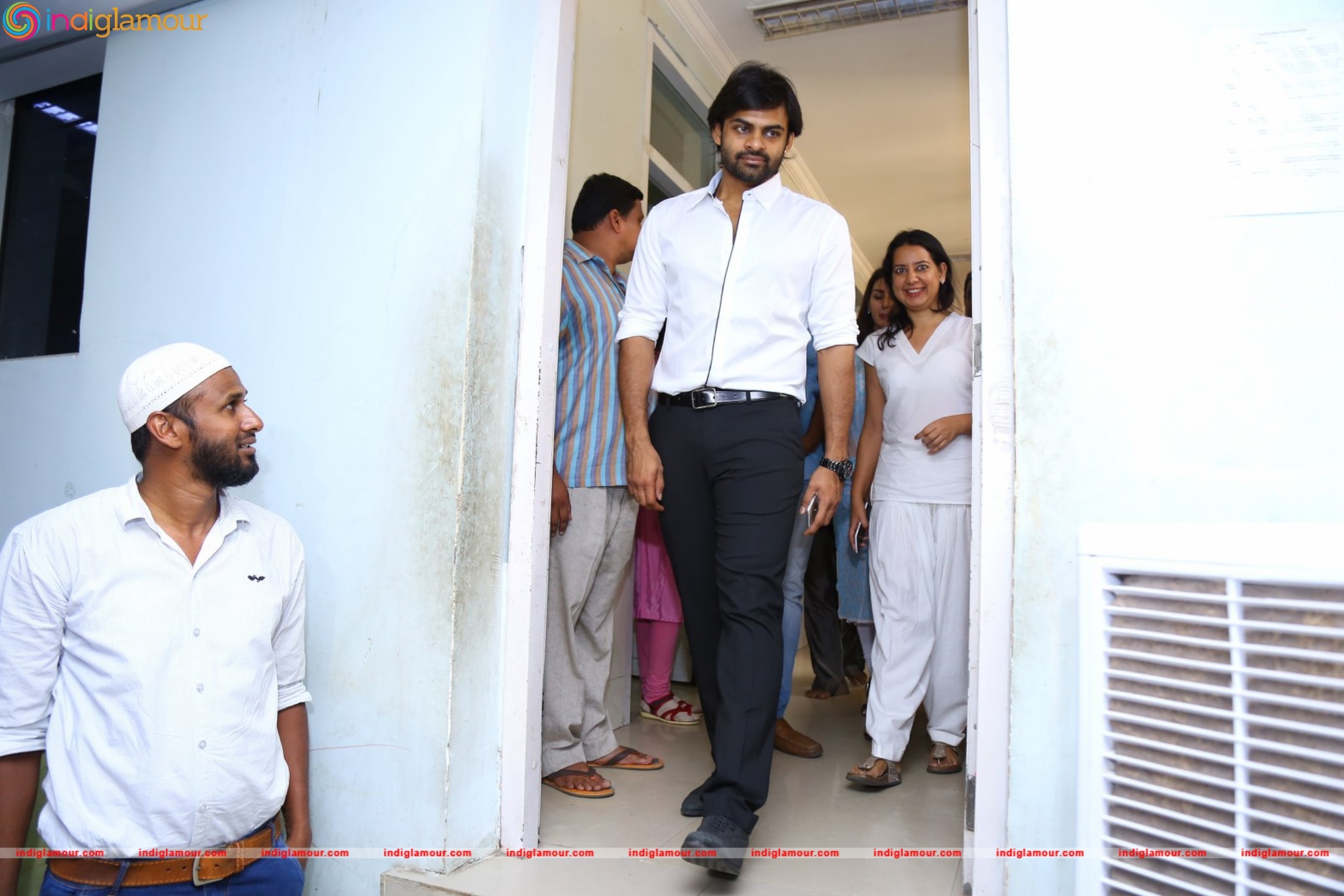 Thikka Movie Team Visits Cancer Striken Children at MNJ Hospital Event hd photo