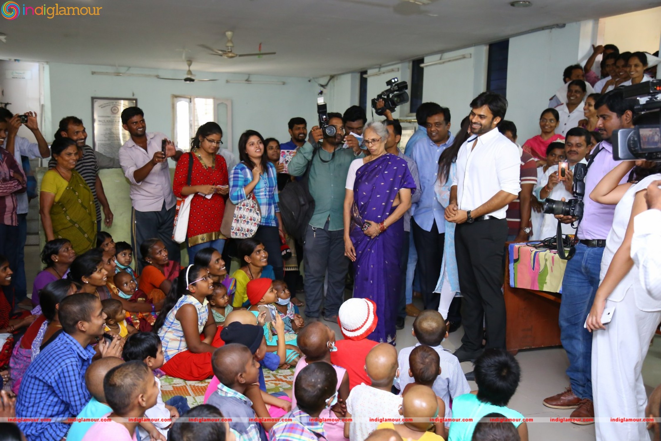 Thikka Movie Team Visits Cancer Striken Children at MNJ Hospital Event hd photo