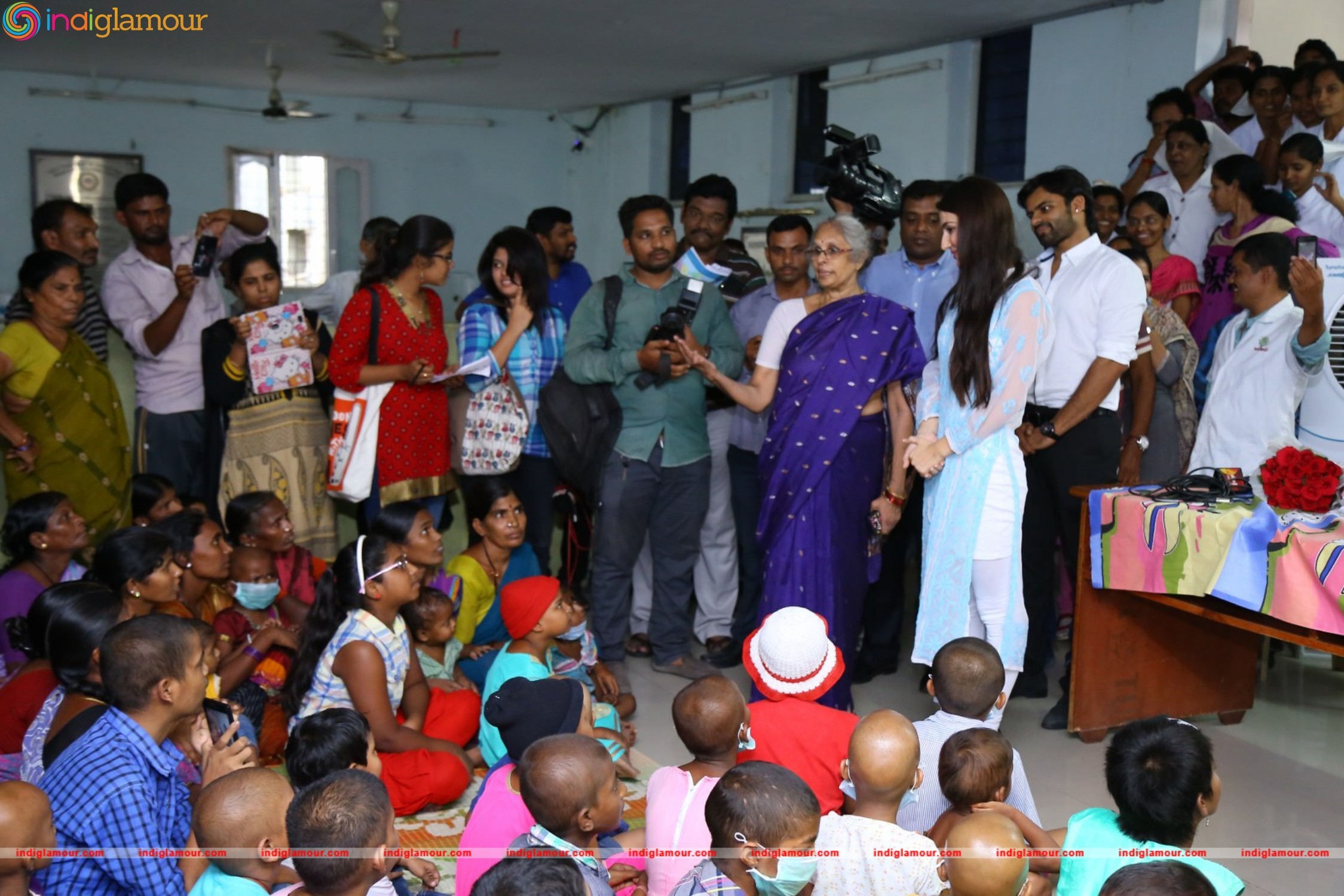 Thikka Movie Team Visits Cancer Striken Children at MNJ Hospital Event hd photo