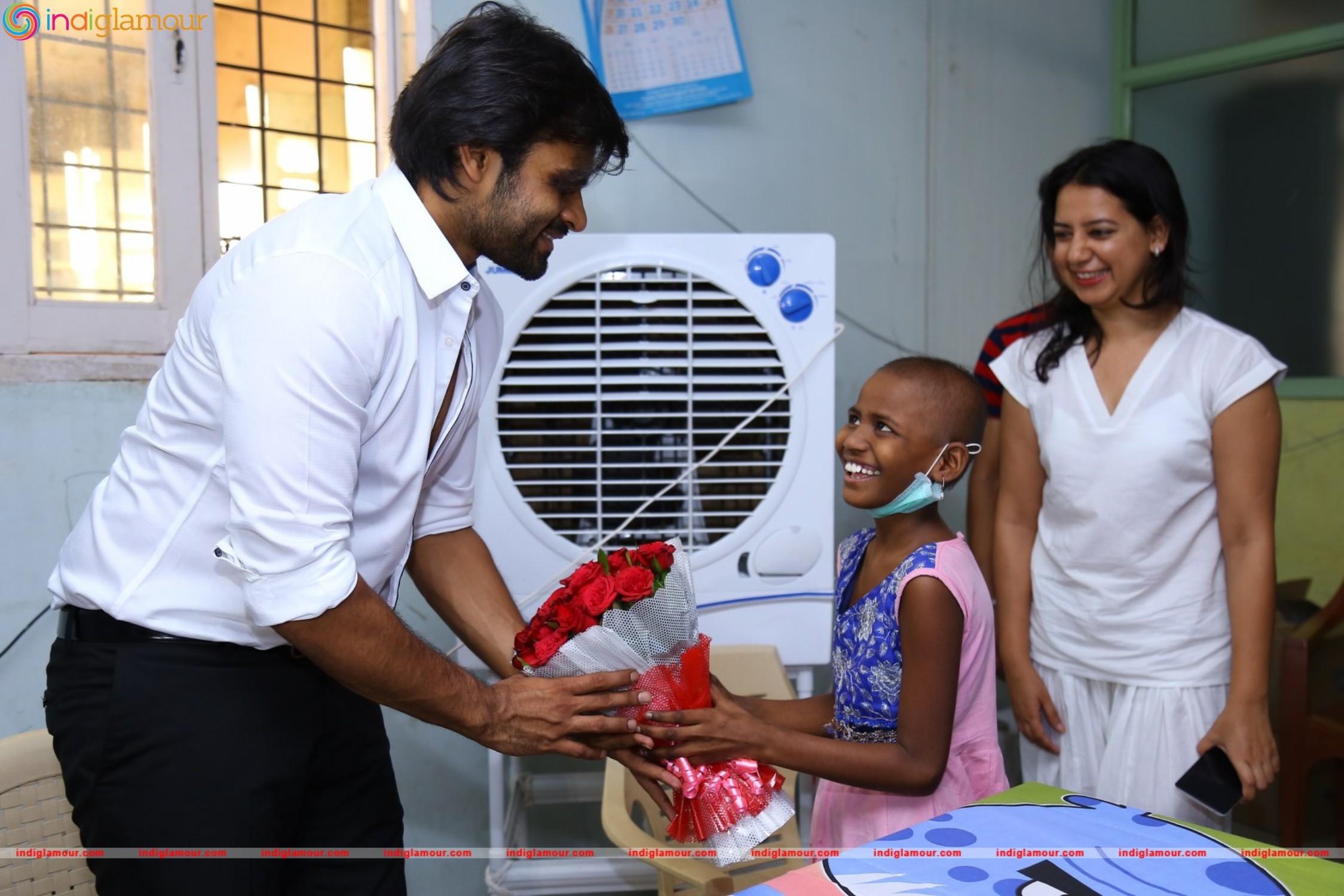 Thikka Movie Team Visits Cancer Striken Children at MNJ Hospital Event hd photo