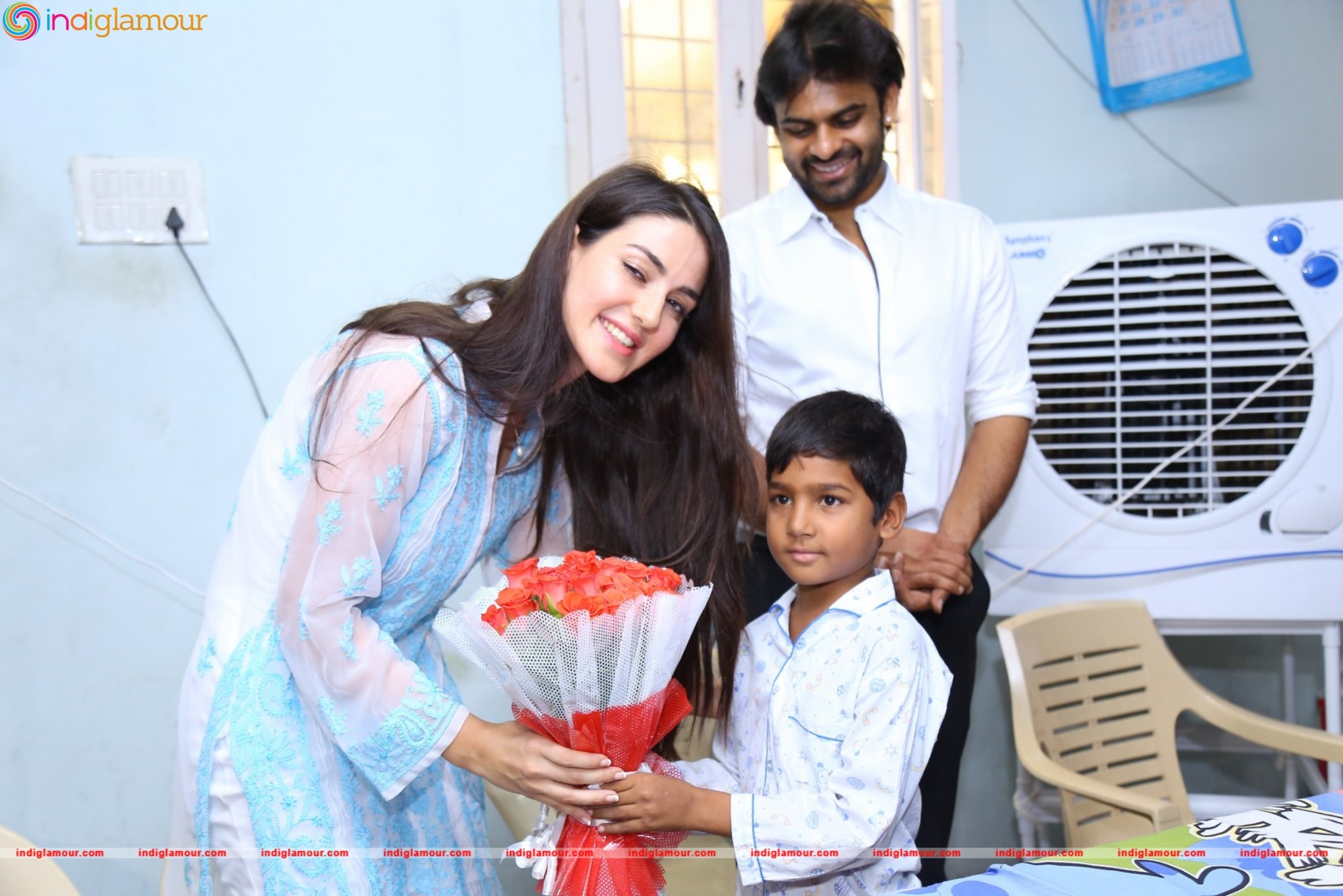 Thikka Movie Team Visits Cancer Striken Children at MNJ Hospital Event hd photo