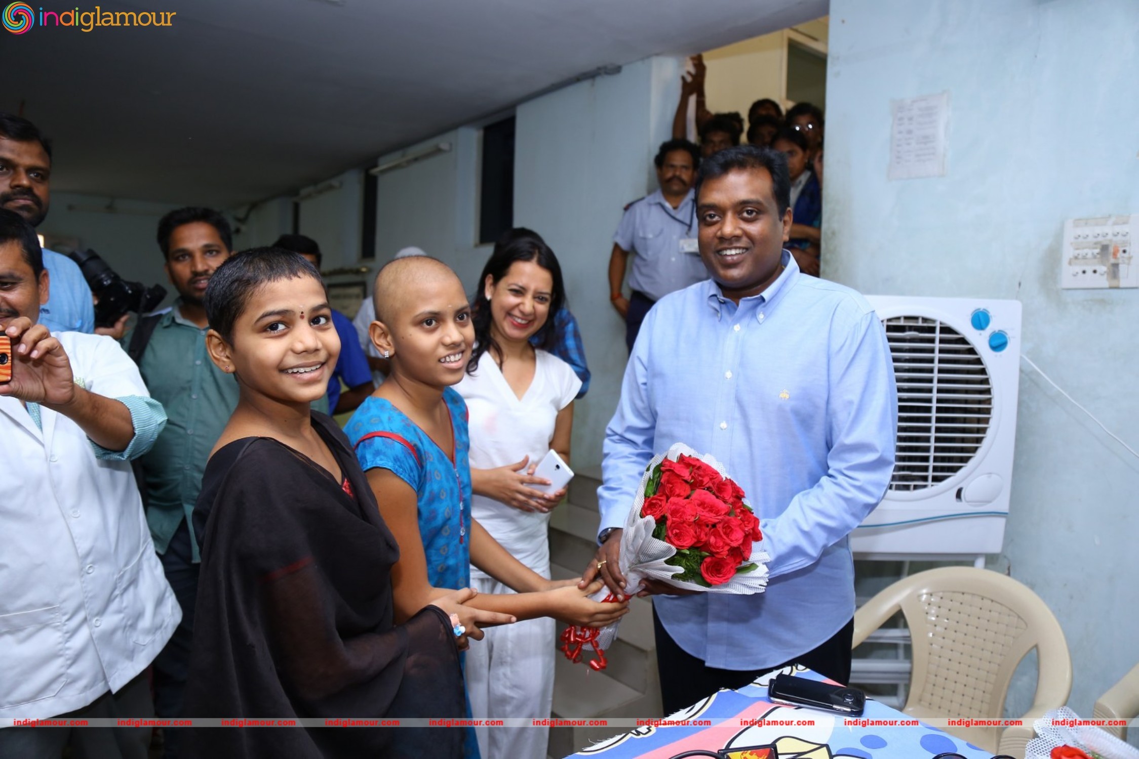 Thikka Movie Team Visits Cancer Striken Children at MNJ Hospital Event hd photo