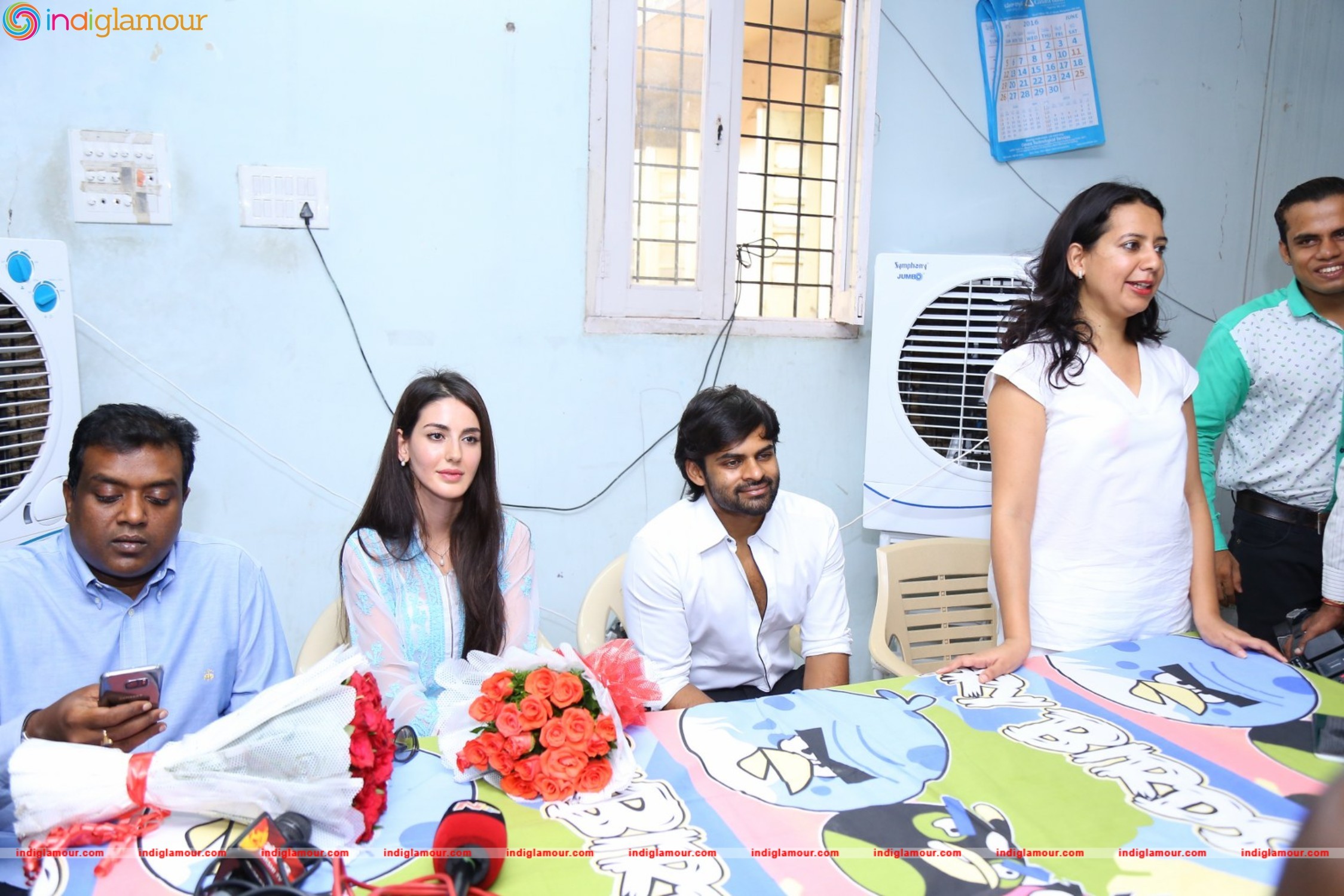 Thikka Movie Team Visits Cancer Striken Children at MNJ Hospital Event hd photo