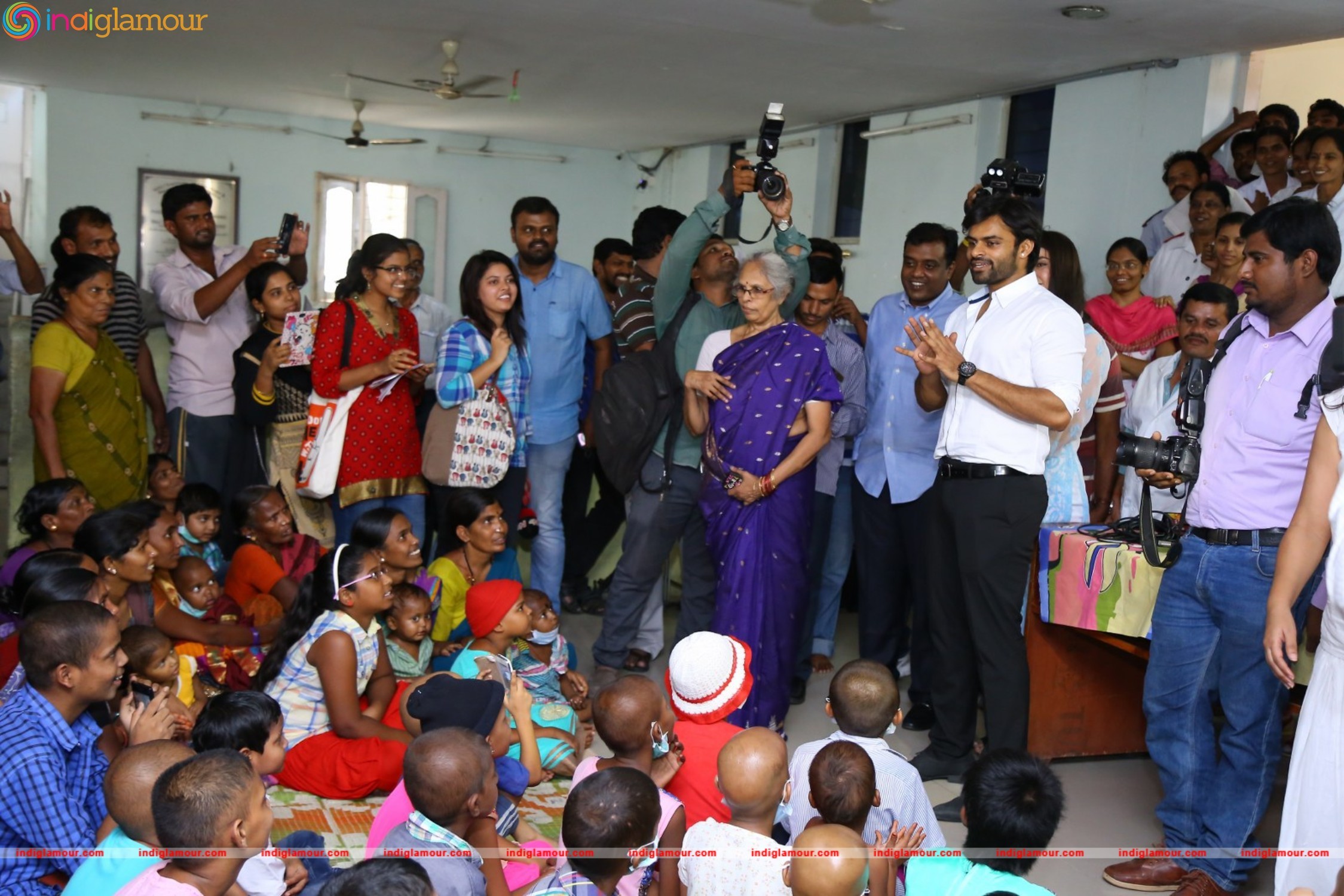 Thikka Movie Team Visits Cancer Striken Children at MNJ Hospital Event hd photo