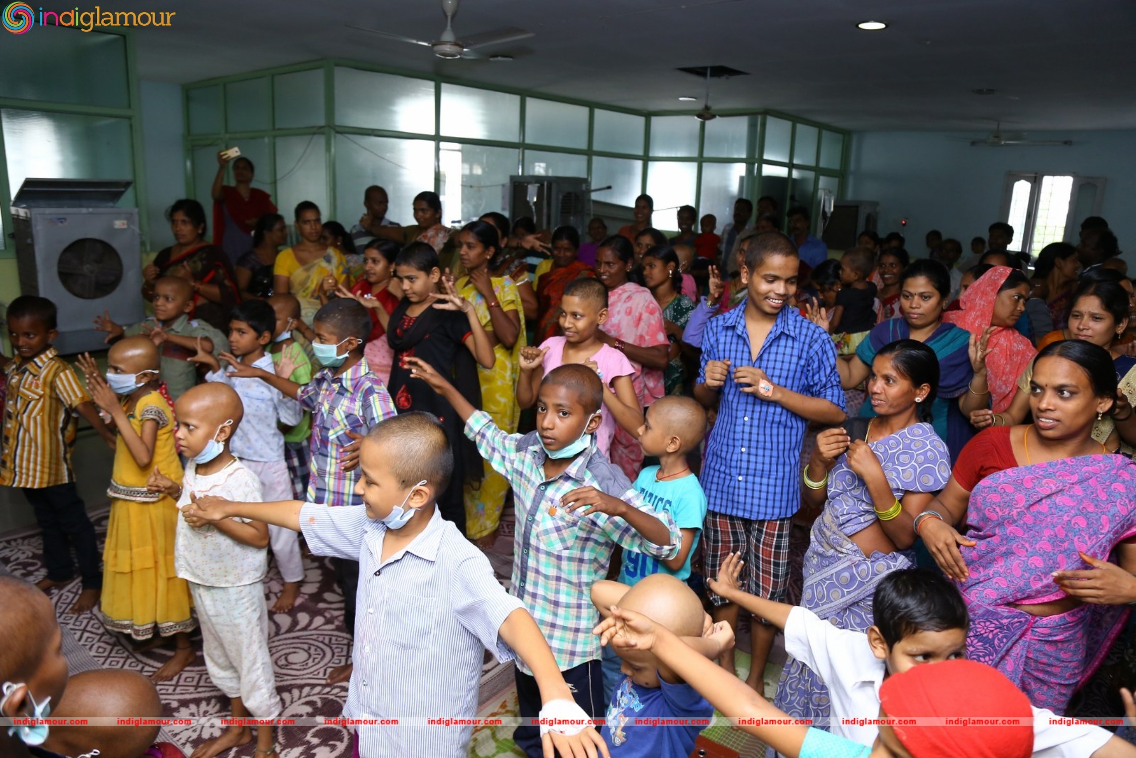 Thikka Movie Team Visits Cancer Striken Children at MNJ Hospital Event hd photo