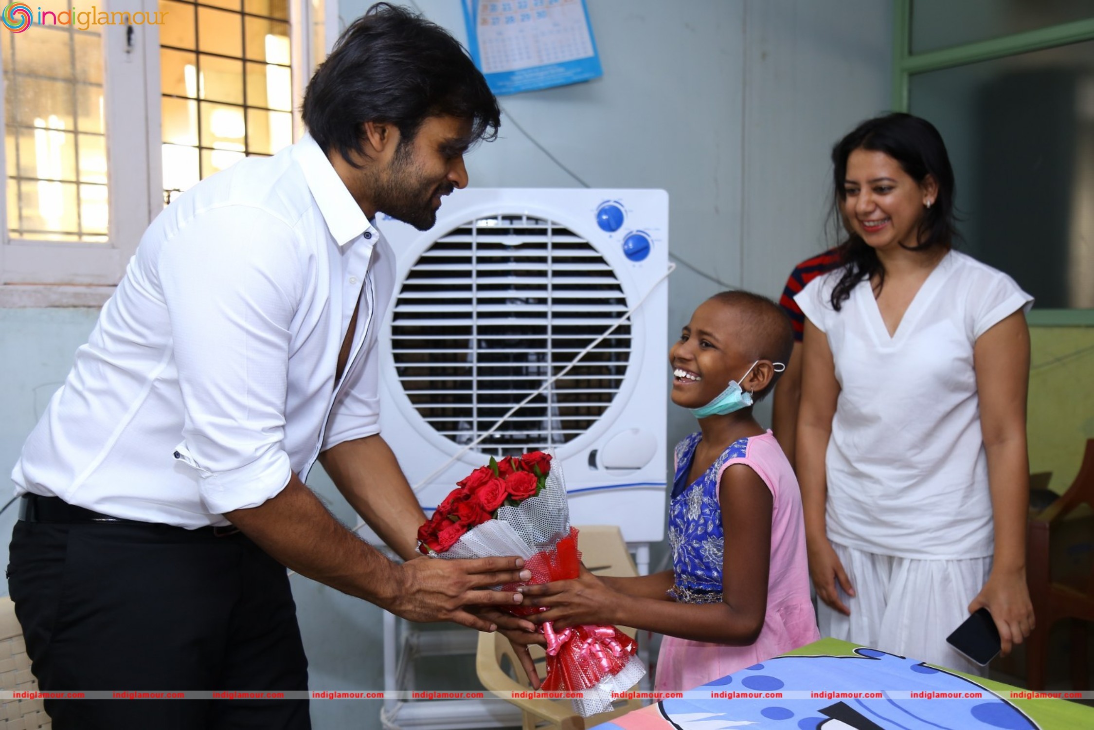 Thikka Movie Team Visits Cancer Striken Children at MNJ Hospital Event hd photo