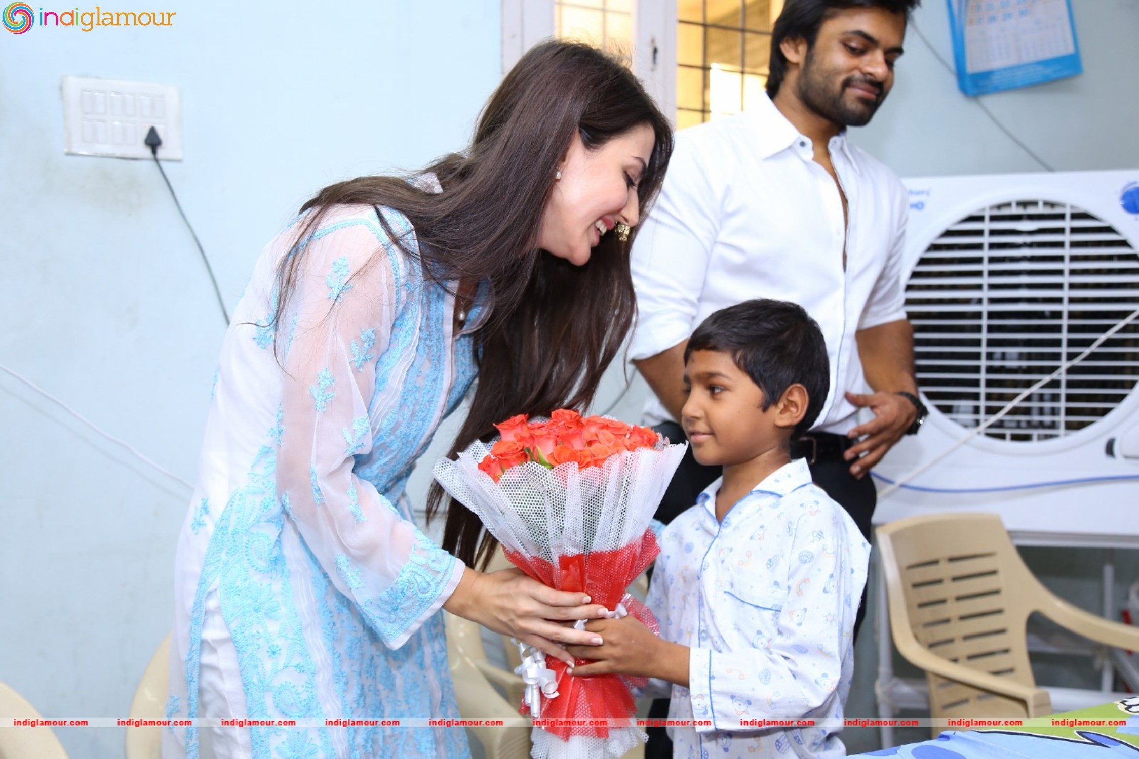 Thikka Movie Team Visits Cancer Striken Children at MNJ Hospital Event hd photo