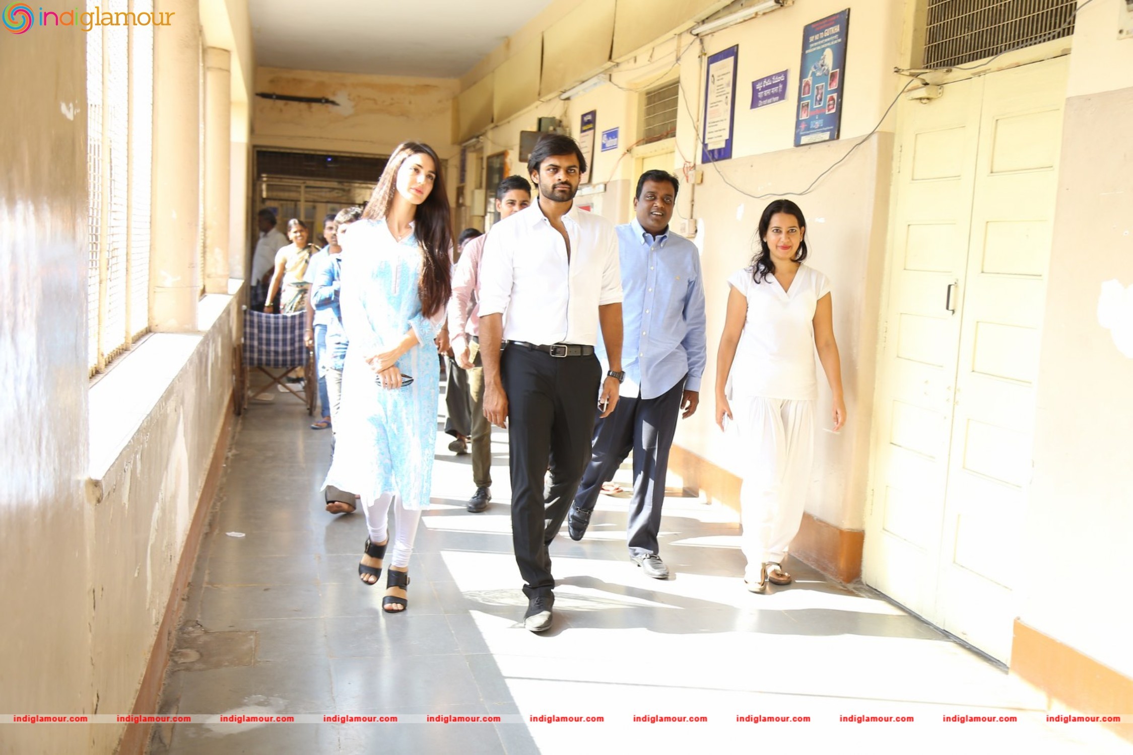Thikka Movie Team Visits Cancer Striken Children at MNJ Hospital Event hd photo
