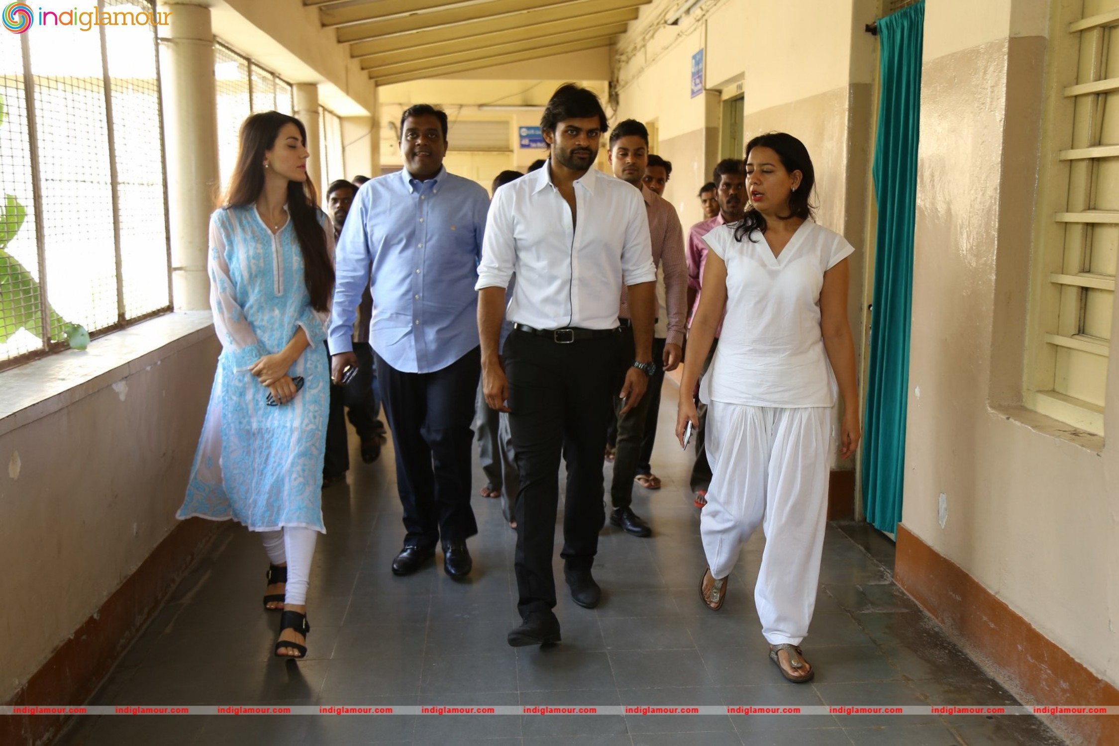 Thikka Movie Team Visits Cancer Striken Children at MNJ Hospital Event hd photo
