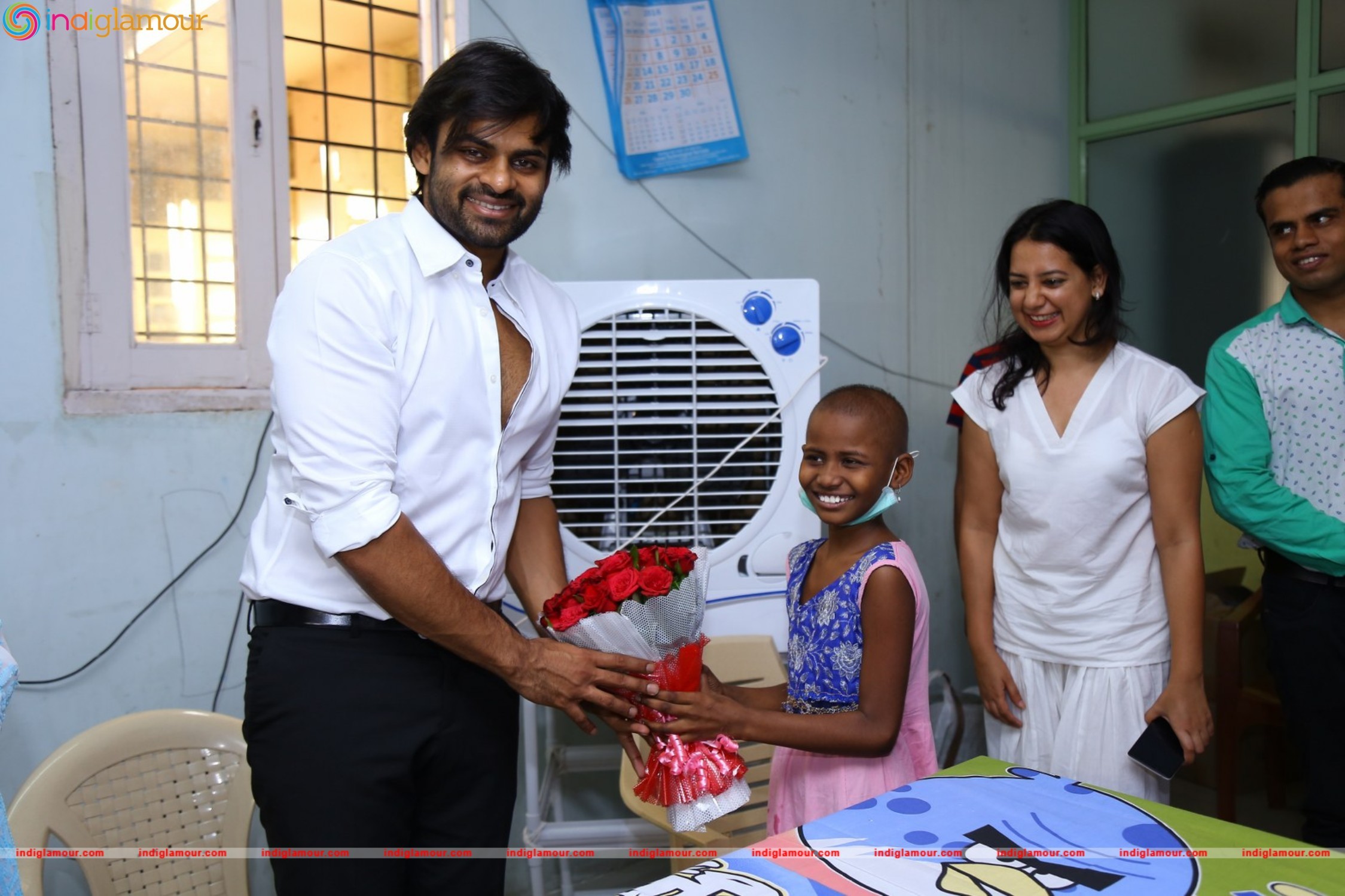Thikka Movie Team Visits Cancer Striken Children at MNJ Hospital Event hd photo