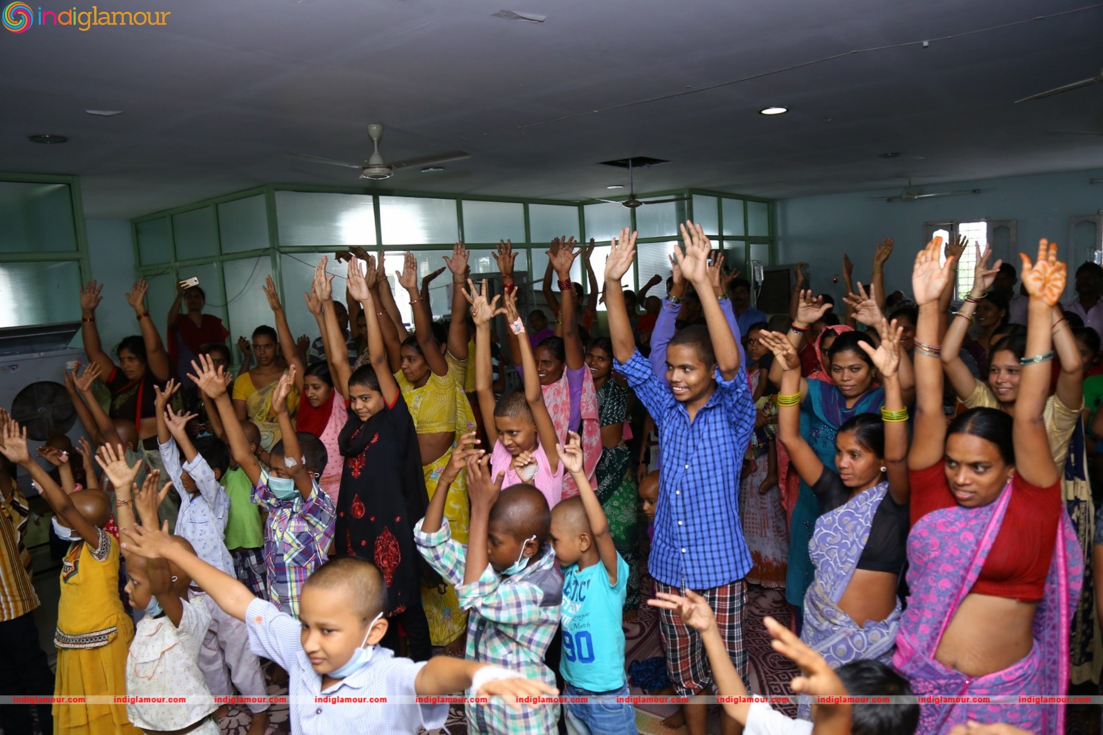 Thikka Movie Team Visits Cancer Striken Children at MNJ Hospital Event hd photo
