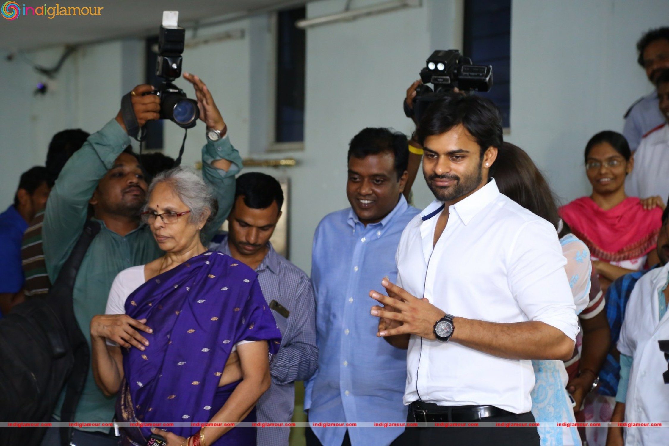 Thikka Movie Team Visits Cancer Striken Children at MNJ Hospital Event hd photo