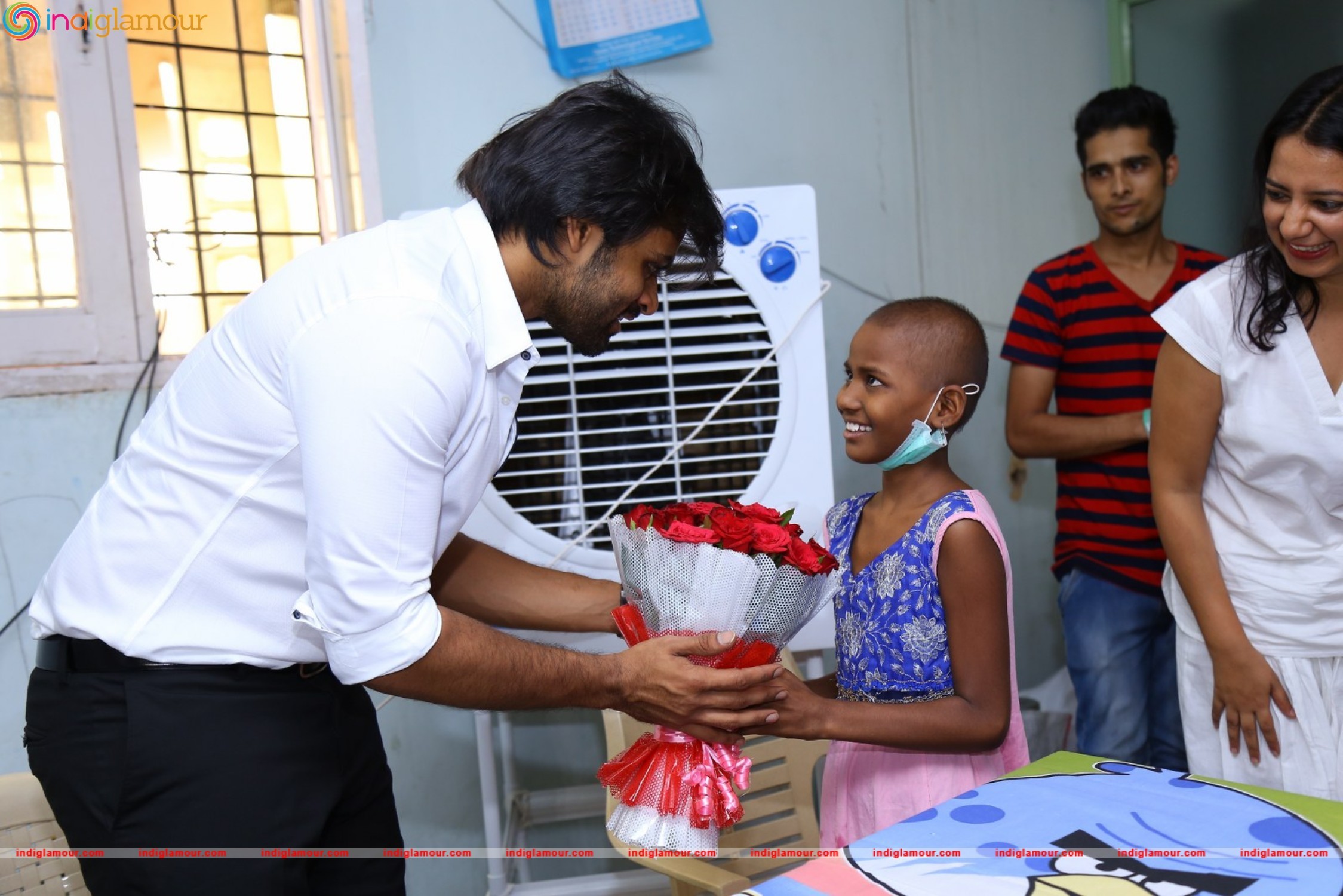 Thikka Movie Team Visits Cancer Striken Children at MNJ Hospital Event hd photo