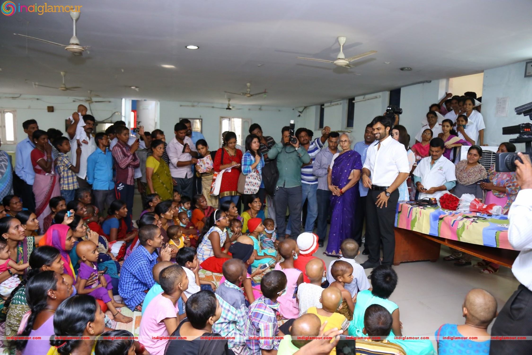 Thikka Movie Team Visits Cancer Striken Children at MNJ Hospital Event hd photo