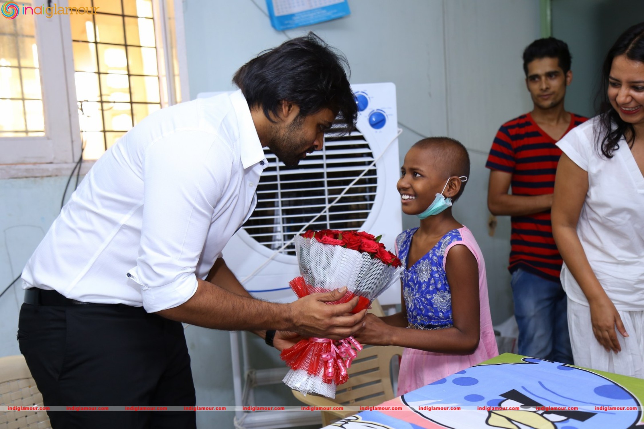 Thikka Movie Team Visits Cancer Striken Children at MNJ Hospital Event hd photo