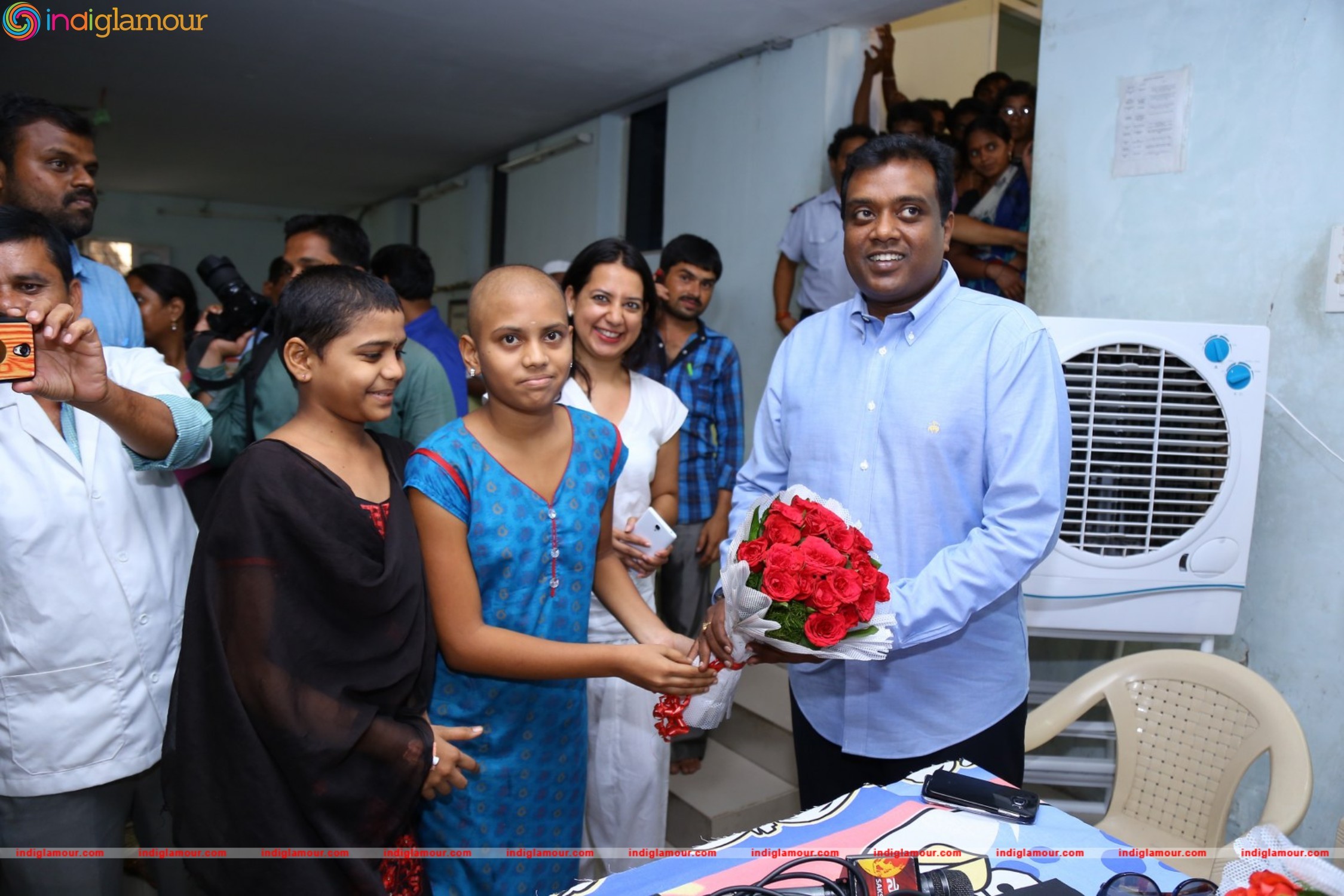 Thikka Movie Team Visits Cancer Striken Children at MNJ Hospital Event hd photo