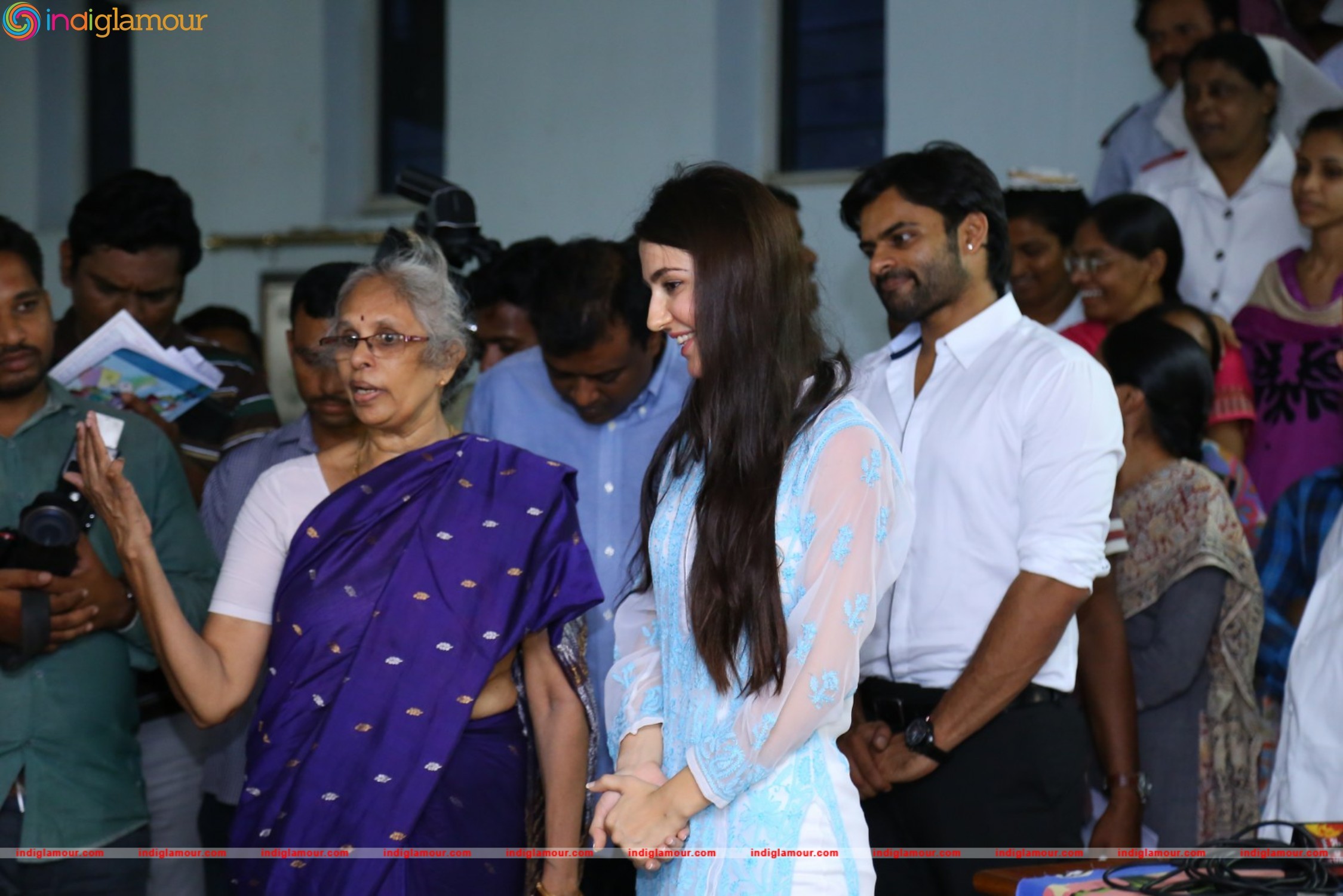 Thikka Movie Team Visits Cancer Striken Children at MNJ Hospital Event hd photo