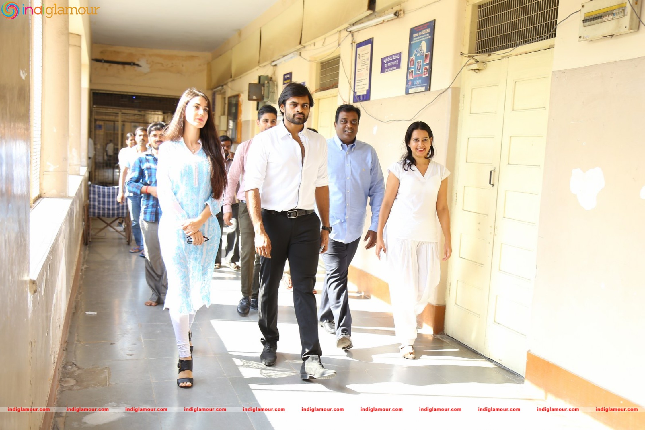 Thikka Movie Team Visits Cancer Striken Children at MNJ Hospital Event hd photo