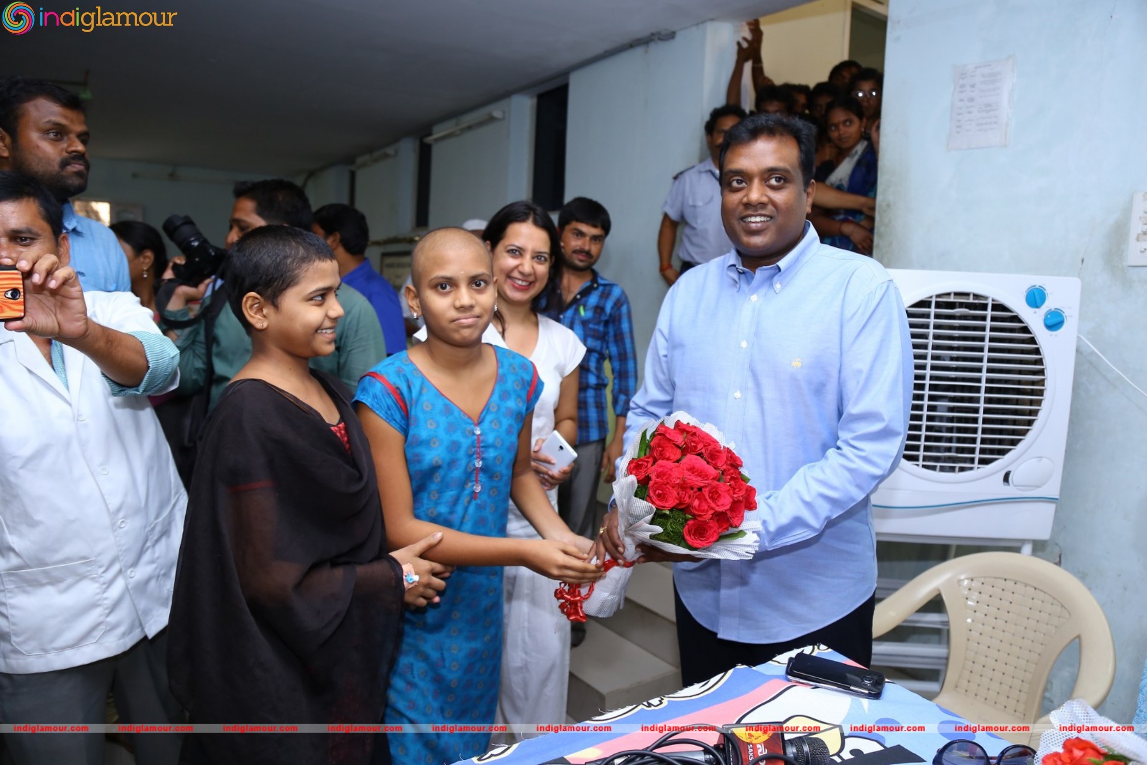 Thikka Movie Team Visits Cancer Striken Children at MNJ Hospital Event hd photo