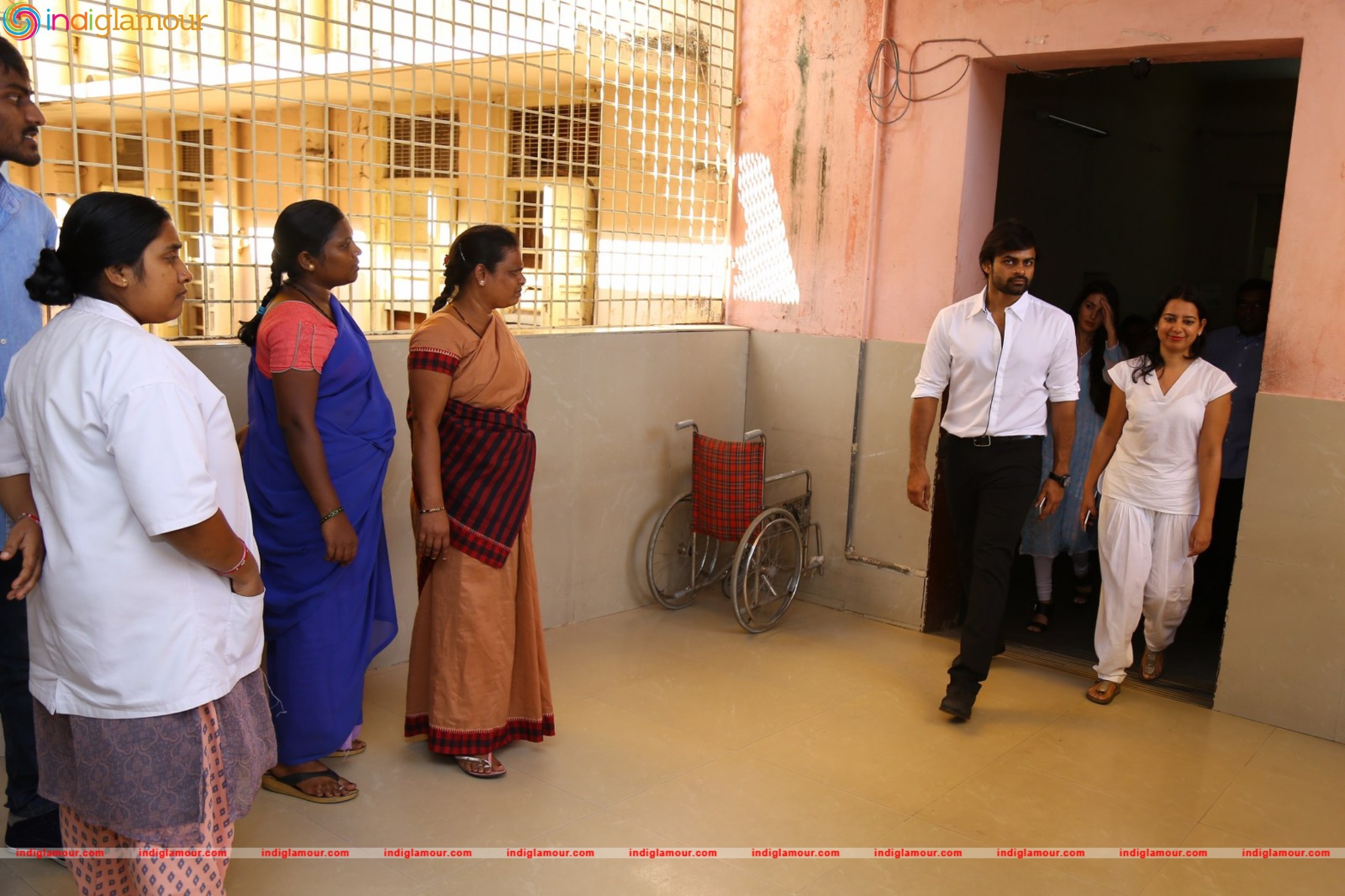 Thikka Movie Team Visits Cancer Striken Children at MNJ Hospital Event hd photo