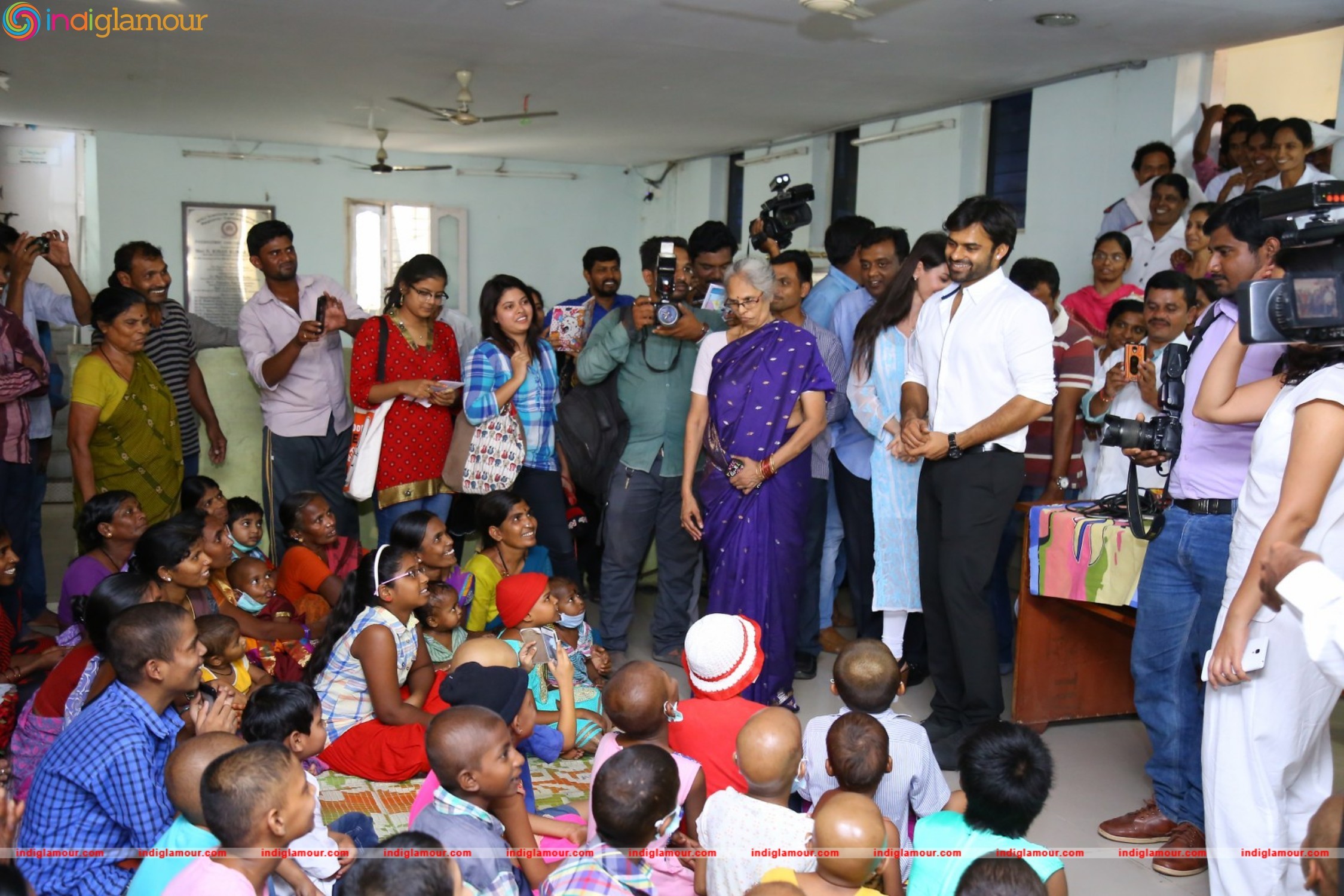 Thikka Movie Team Visits Cancer Striken Children at MNJ Hospital Event hd photo