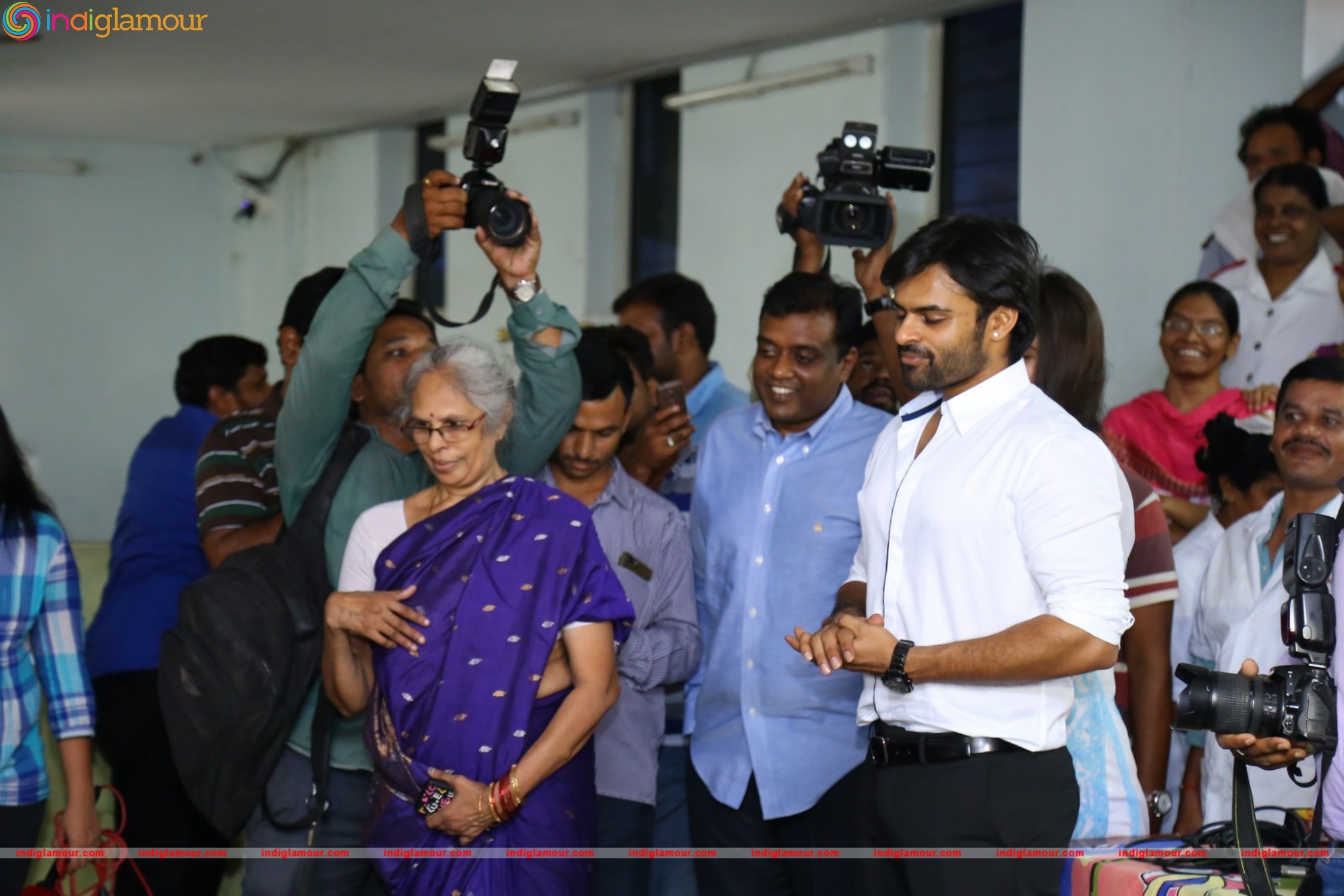 Thikka Movie Team Visits Cancer Striken Children at MNJ Hospital Event hd photo