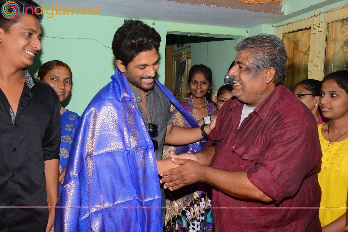 Allu Arjun initiates Ram Charan's Birthday programs Event hd photo