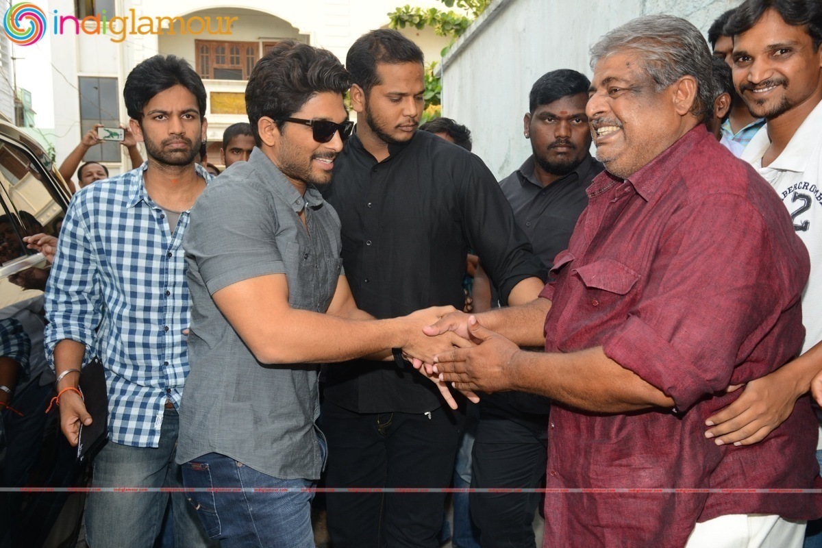Allu Arjun initiates Ram Charan's Birthday programs Event hd photo