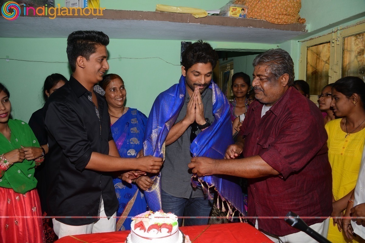 Allu Arjun initiates Ram Charan's Birthday programs Event hd photo