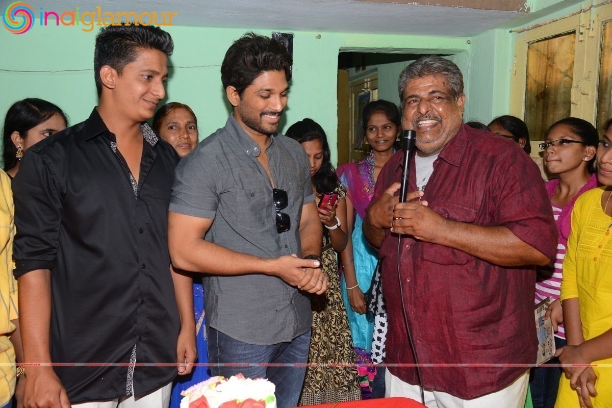 Allu Arjun initiates Ram Charan's Birthday programs Event hd photo