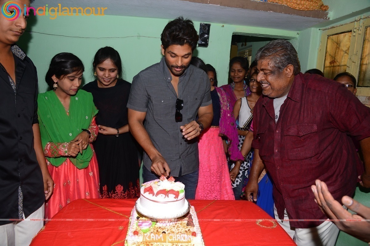Allu Arjun initiates Ram Charan's Birthday programs Event hd photo