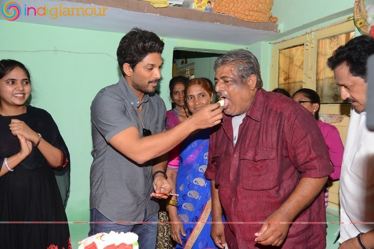 Allu Arjun initiates Ram Charan's Birthday programs Event hd photo