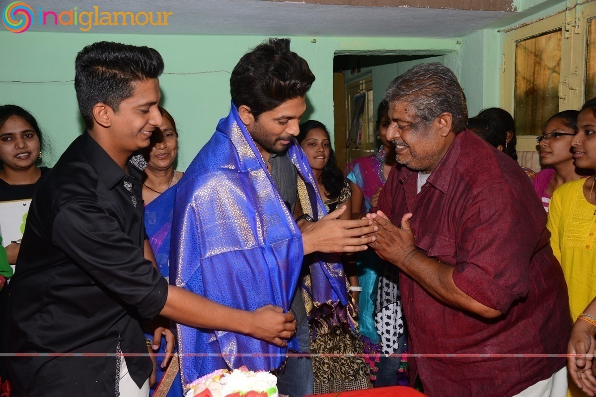 Allu Arjun initiates Ram Charan's Birthday programs Event hd photo