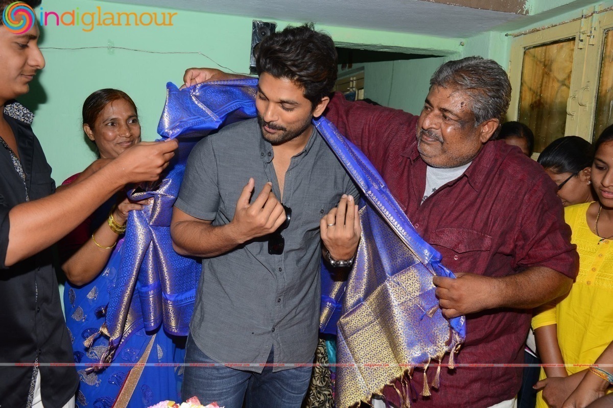 Allu Arjun initiates Ram Charan's Birthday programs Event hd photo