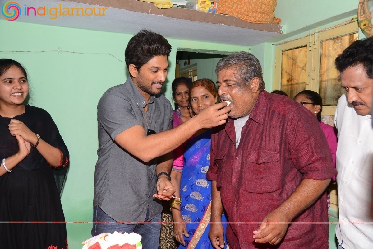 Allu Arjun initiates Ram Charan's Birthday programs Event hd photo