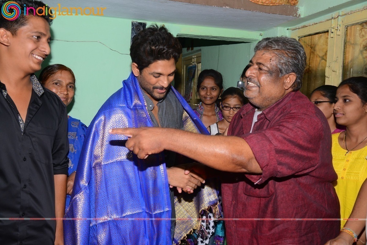 Allu Arjun initiates Ram Charan's Birthday programs Event hd photo