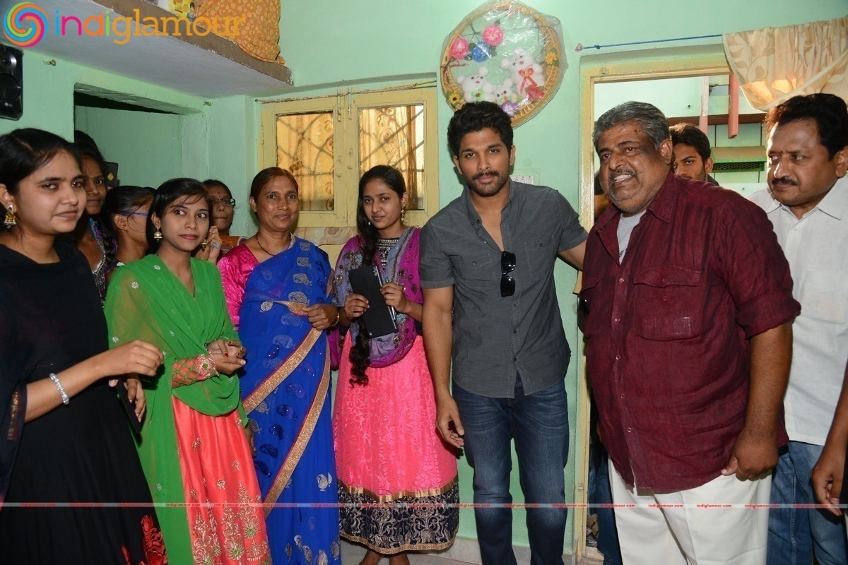 Allu Arjun initiates Ram Charan's Birthday programs Event hd photo