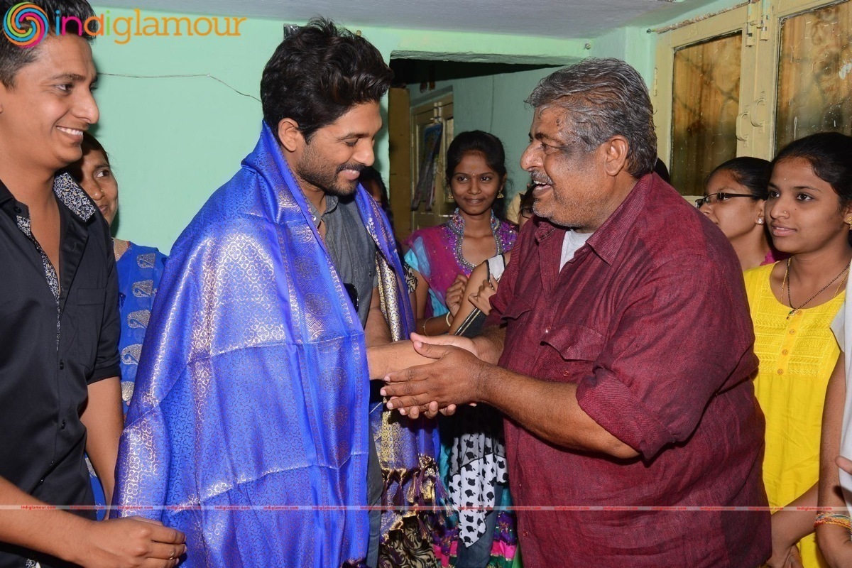 Allu Arjun initiates Ram Charan's Birthday programs Event hd photo