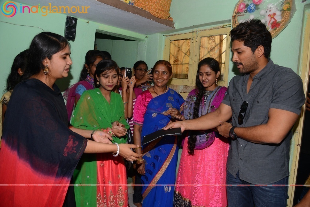 Allu Arjun initiates Ram Charan's Birthday programs Event hd photo