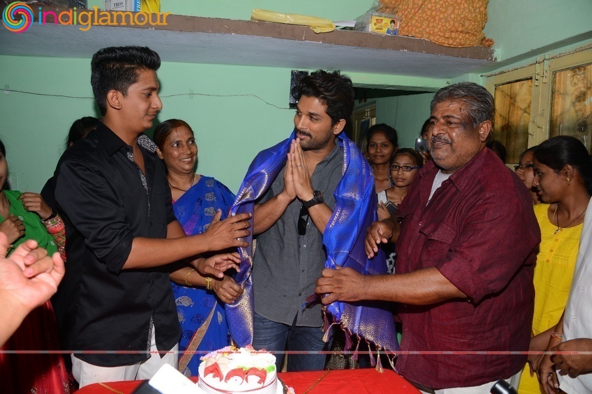 Allu Arjun initiates Ram Charan's Birthday programs Event hd photo