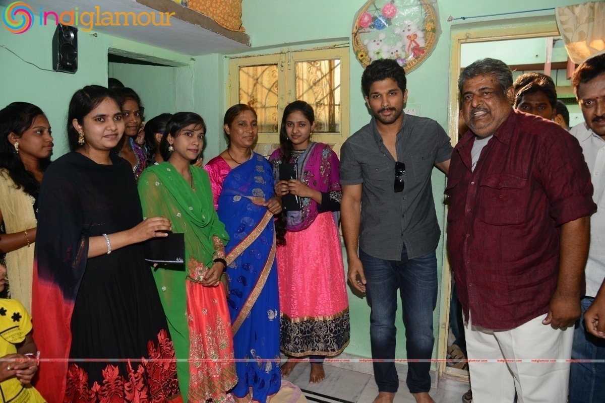Allu Arjun initiates Ram Charan's Birthday programs Event hd photo